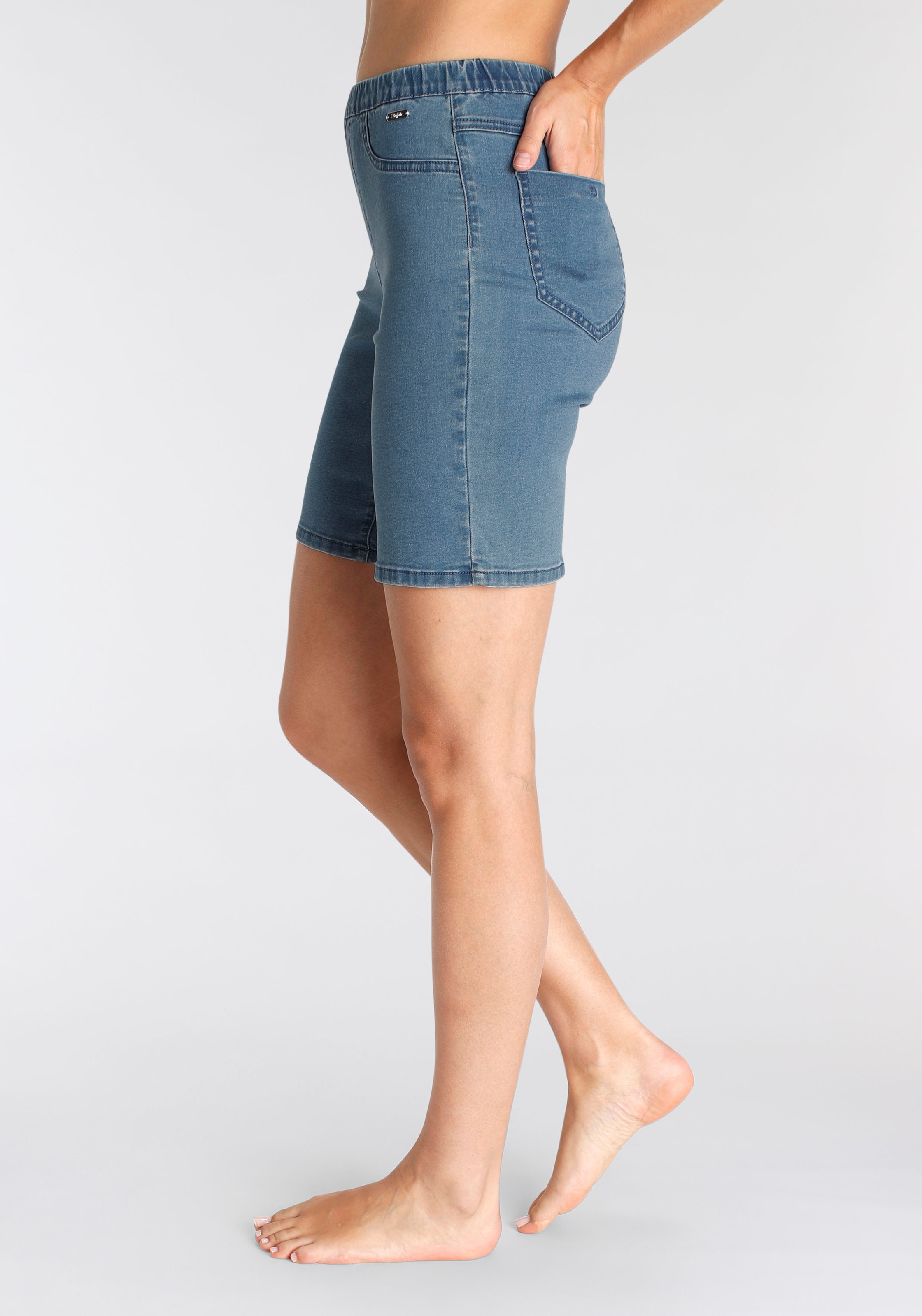 Buffalo Bermudas, im elastischem Denim mit zwei Gesässtaschen