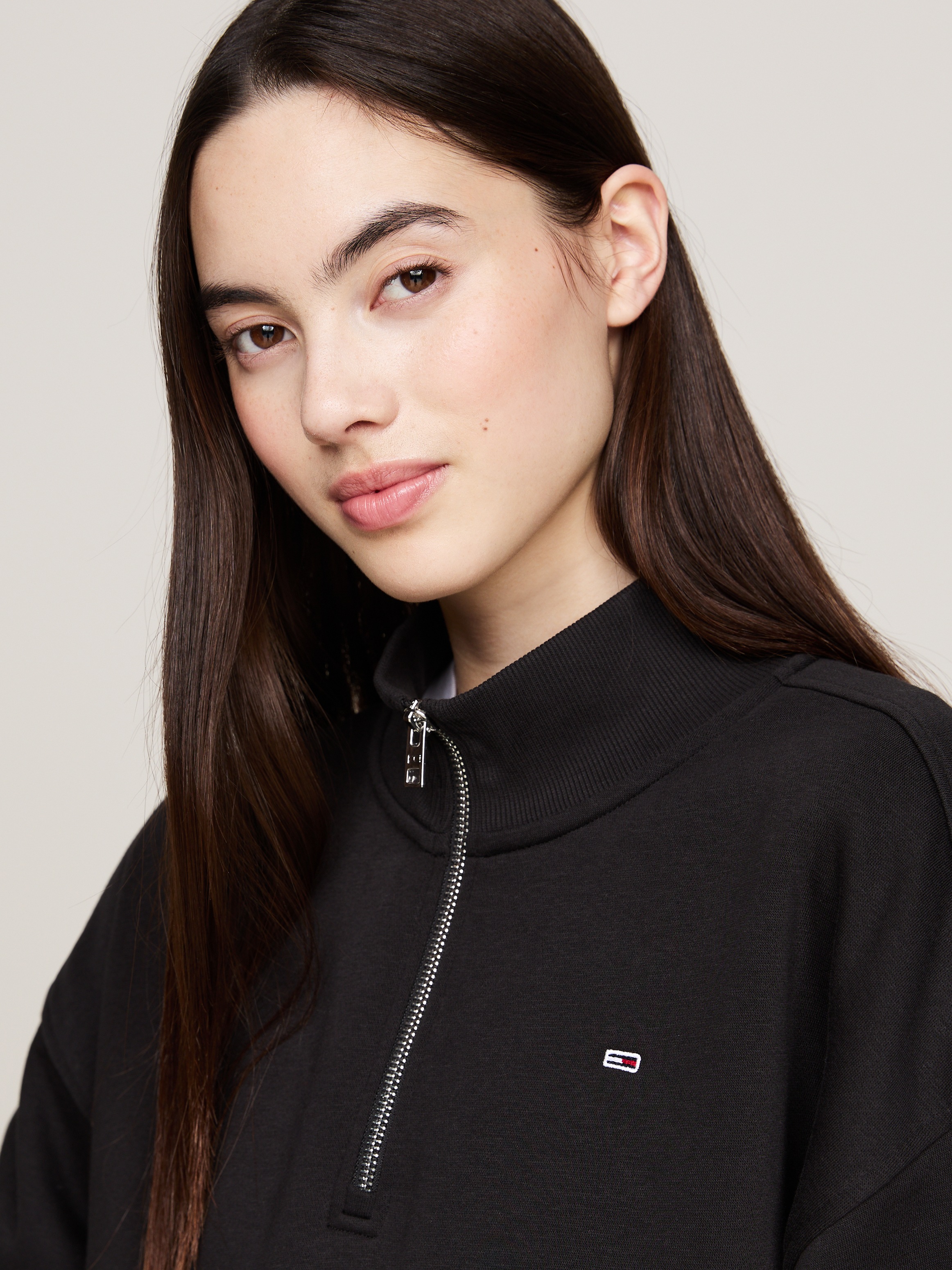 Tommy Jeans Sweatshirt »TJW CRP 1/4 ZIP CREW«, mit Logostickerei