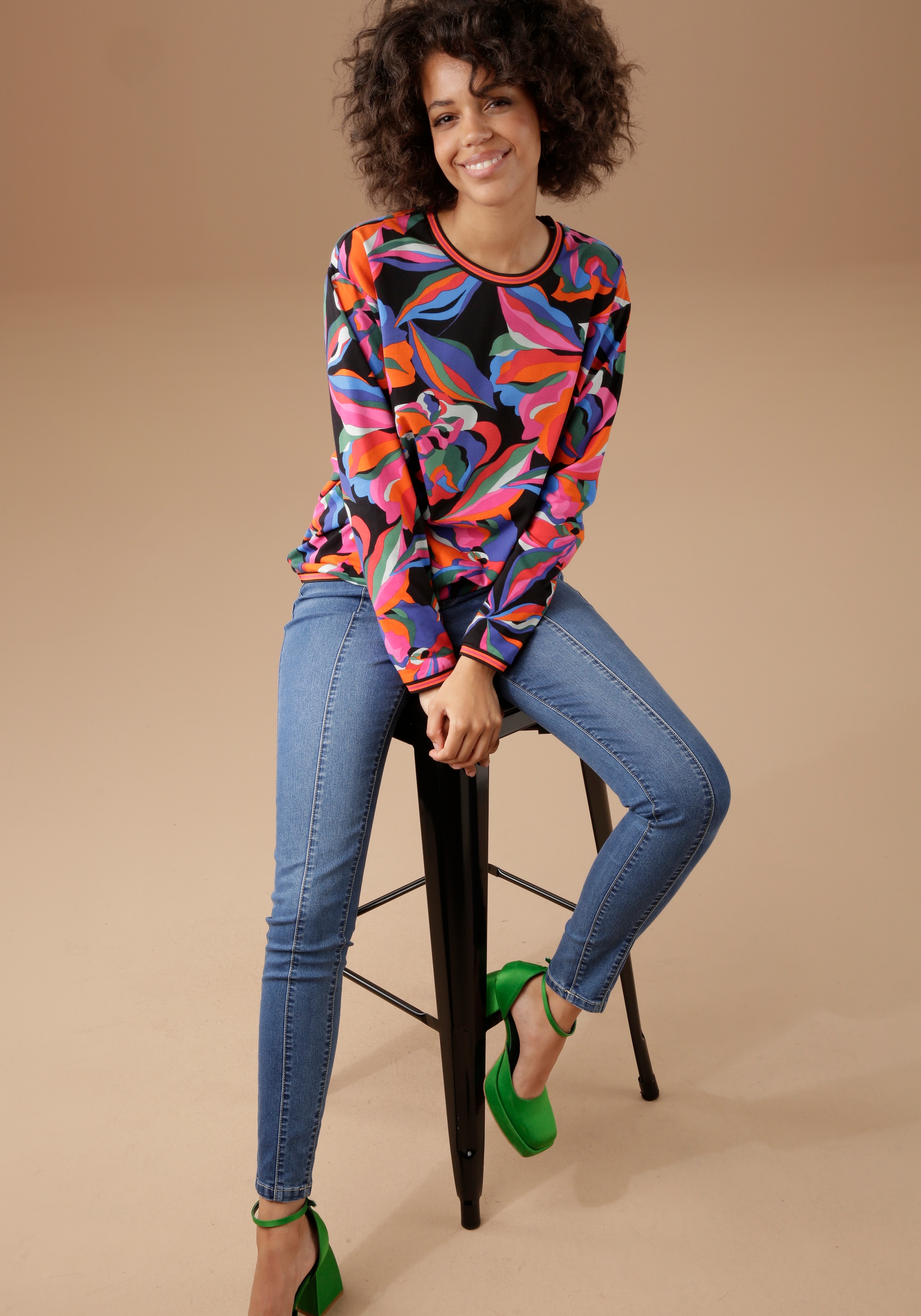 Sweatshirt, CASUAL online kaufen bunten, Jelmoli-Versand bedruckt Aniston Blumen graphischen mit |