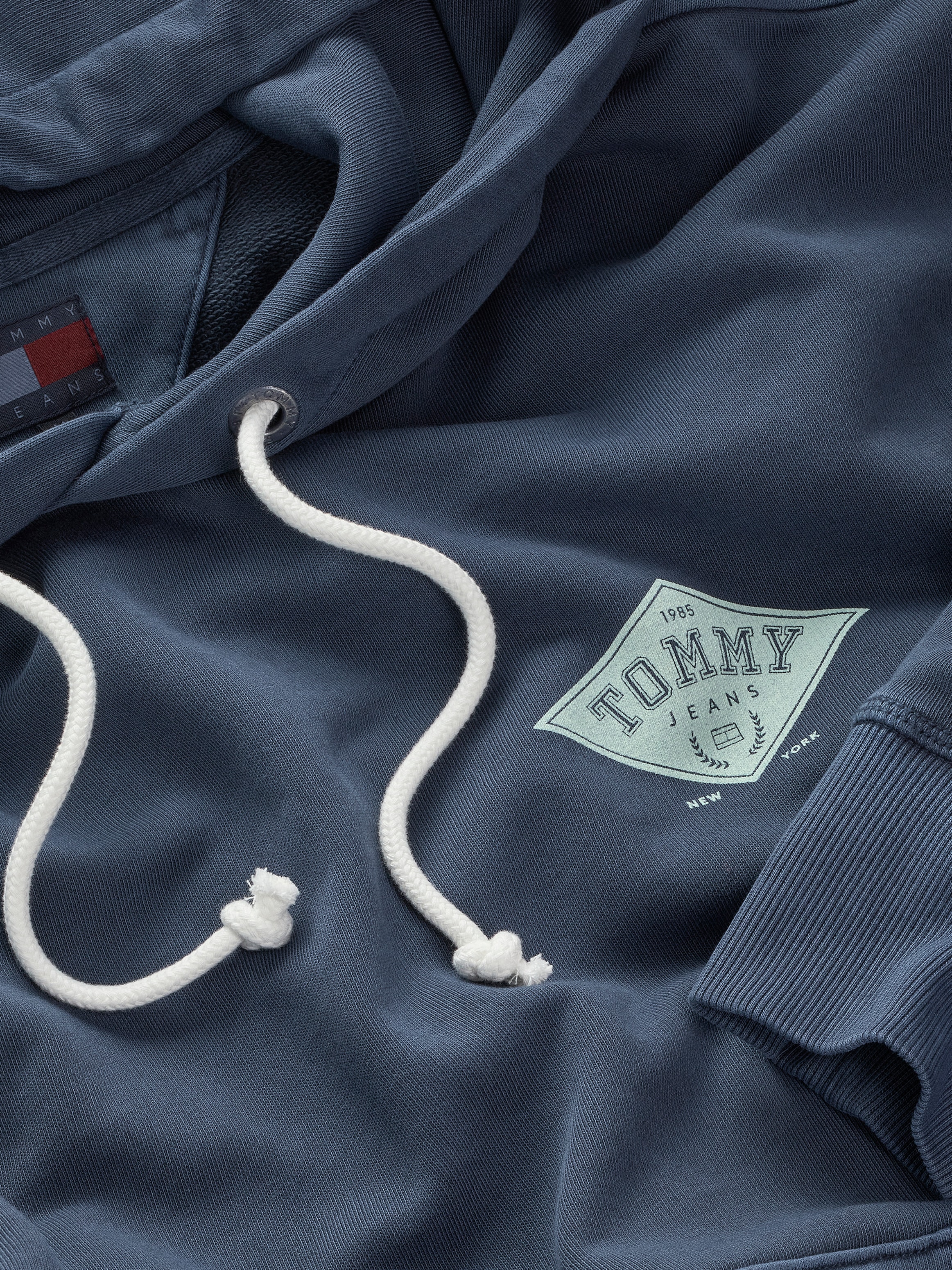 Tommy Jeans Kapuzensweatshirt »TJM RLX VARSITY GRAPHICS HOODIE«, mit grossem Rückenprint