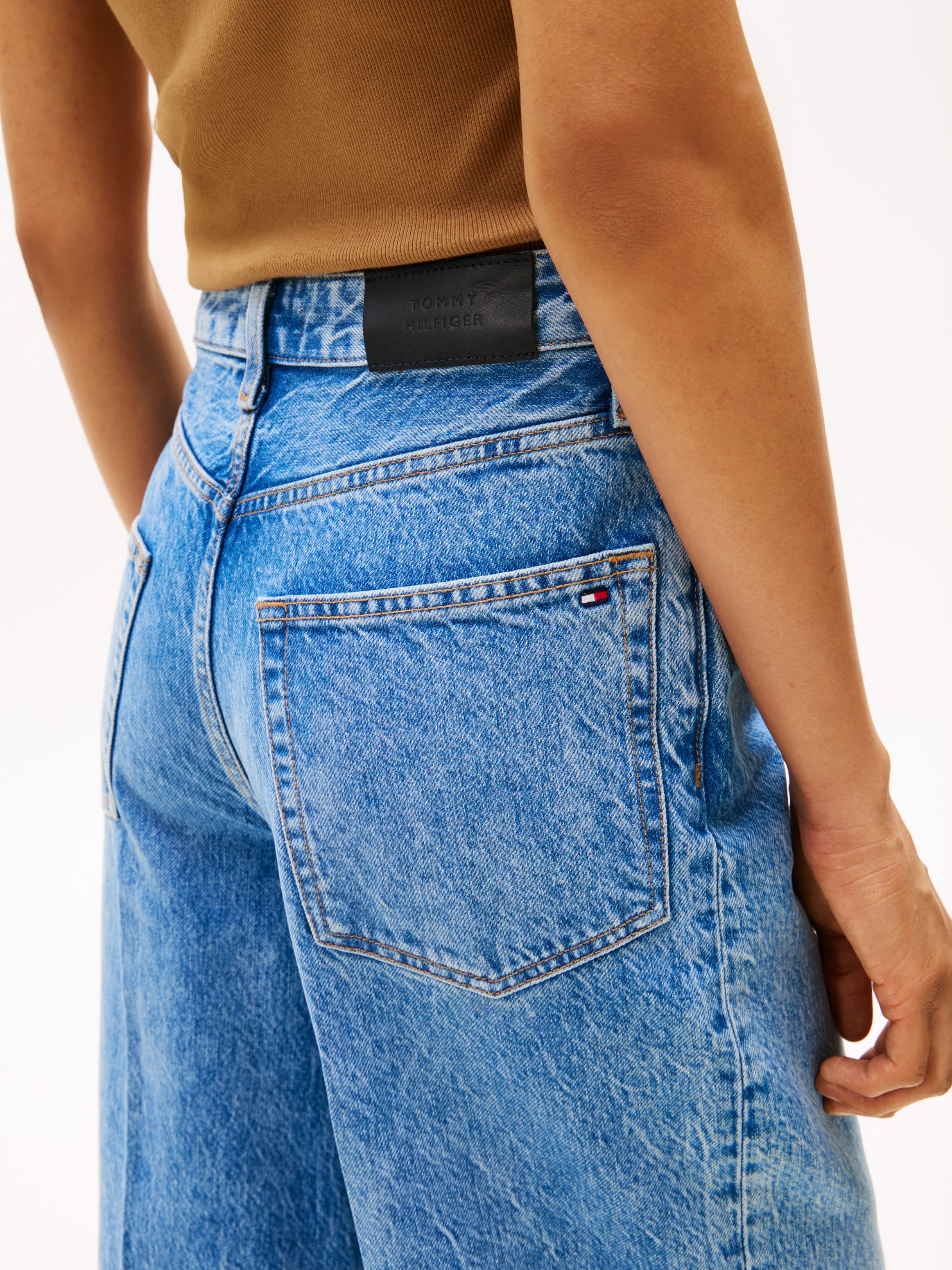 Tommy Hilfiger Weite Jeans »WIDE LEG HW LOU«, mit Logo-Badge, mit Nieten, mit Bügelfalten