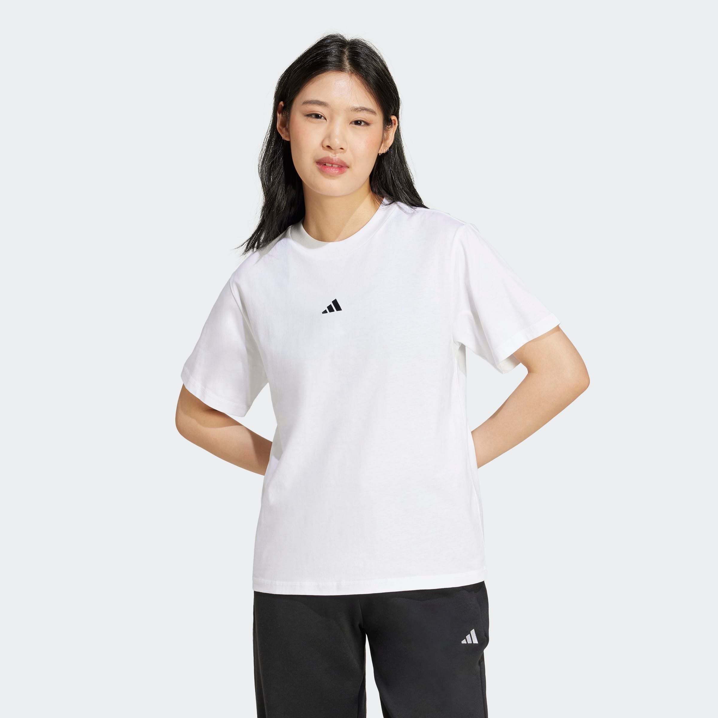 adidas Sportswear T-Shirt "ESSENTIALS BAUMWOLL-, KLEINES LOGO" mit kleinem 3-Streifen Logo auf der Brust, ohne Verschluss