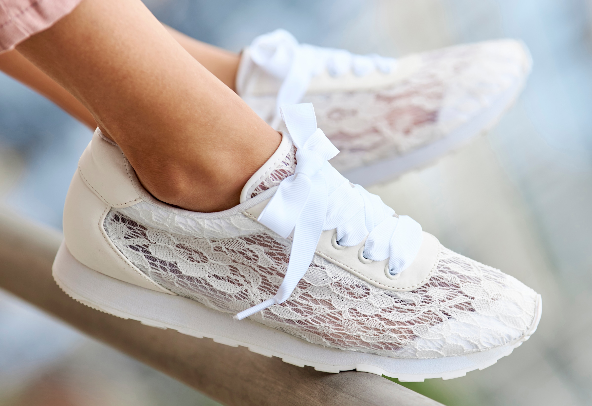 LASCANA Sneaker, mit modischer Spitze VEGAN