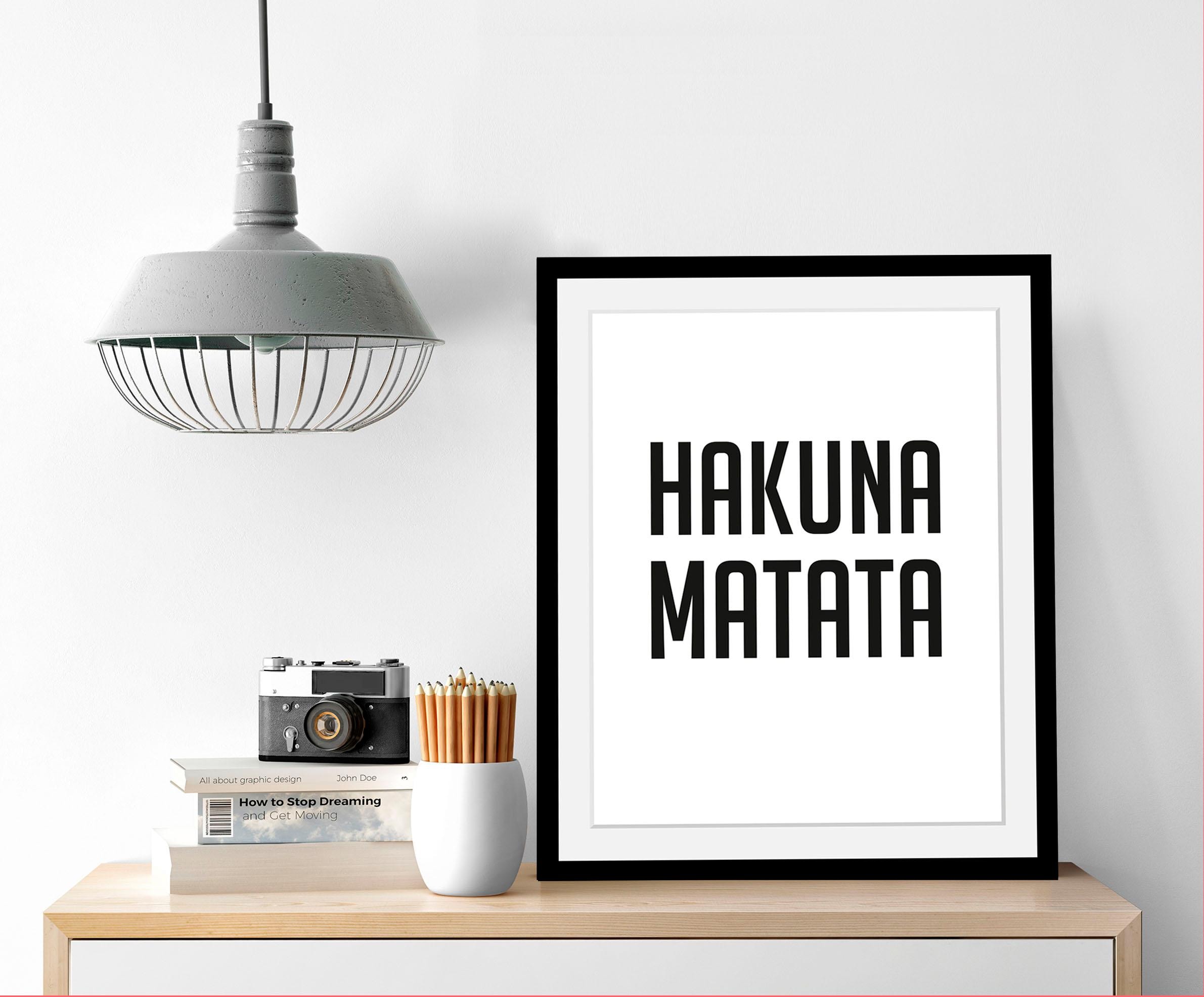 queence Bild »Hakuna Matata«, Schwarz-Weiss-Schriftzug-Motivationsbilder-Humor, HD Premium Poster-Druck inkl. Holzrahmen