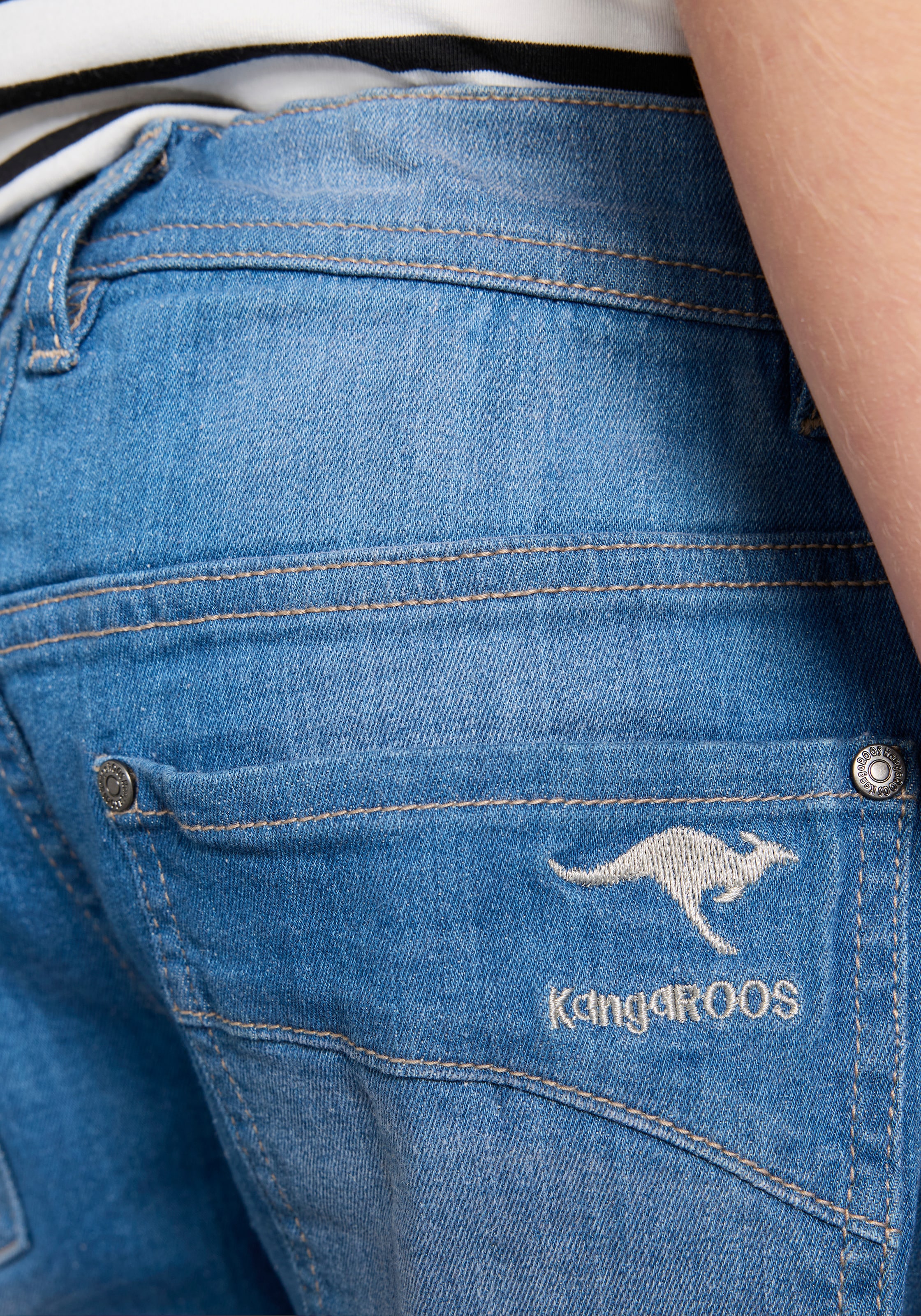 KangaROOS Loose-fit-Jeans »Jeans mit weitem Bein«, mit Logo-Stickerei