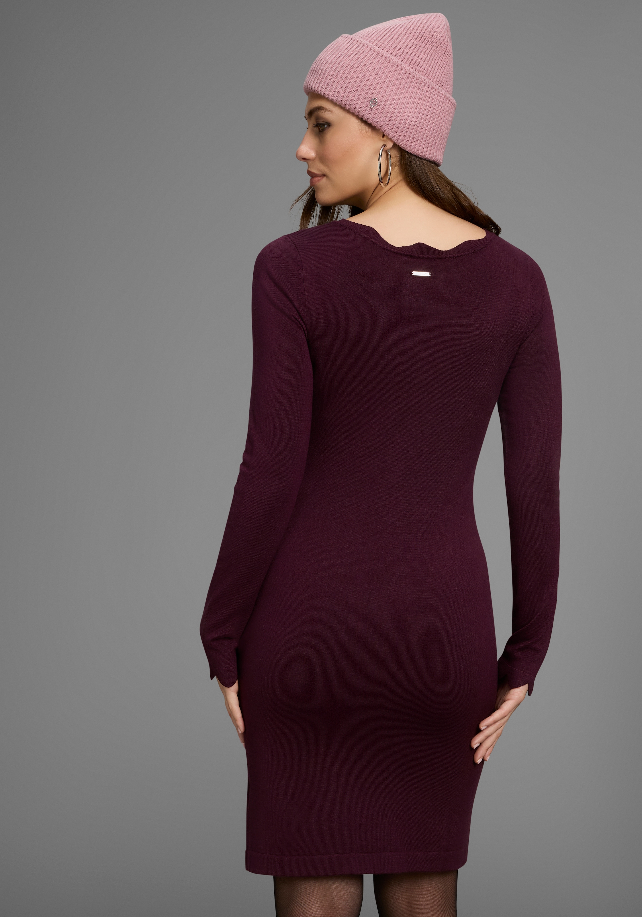 Laura Scott Strickkleid, figurbetont und kurz - mit femininer Wellenkante