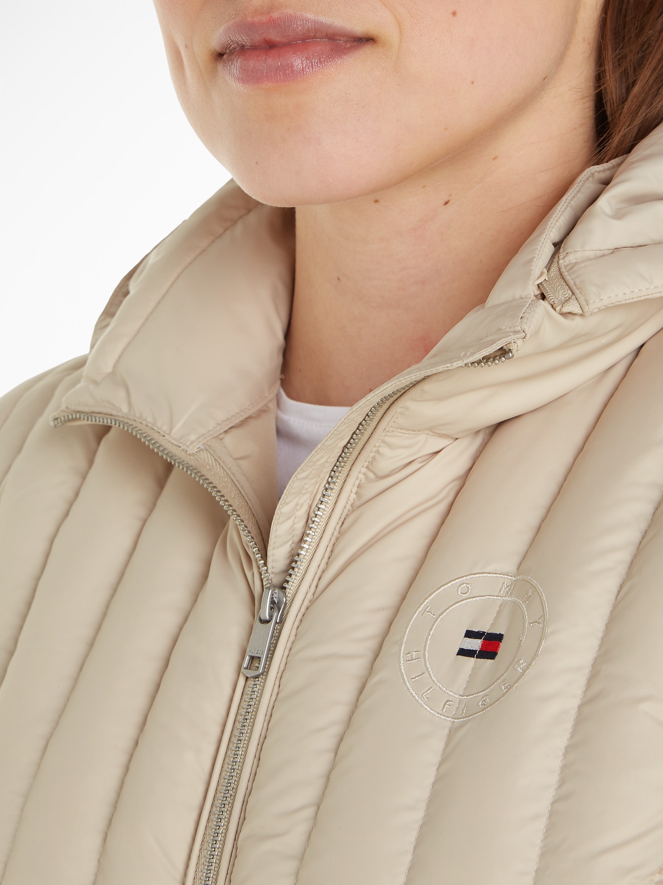 Tommy Hilfiger Daunenweste »FEMININE LW DOWN VEST«, mit Logostickerei