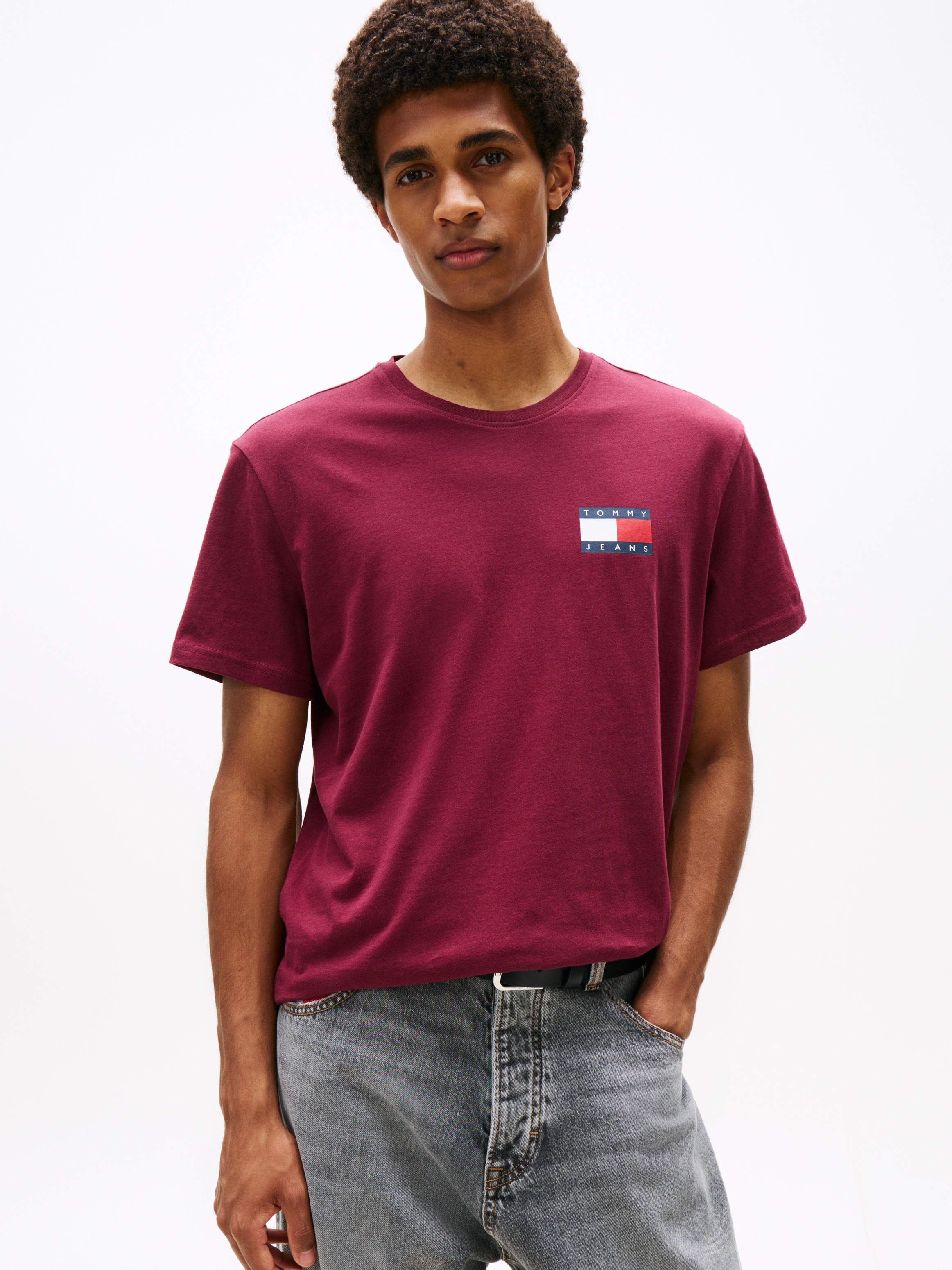 Tommy Jeans T-Shirt »TJM SLIM ESSENTIAL FLAG TEE EXT« Mit Rundhalsausschnitt