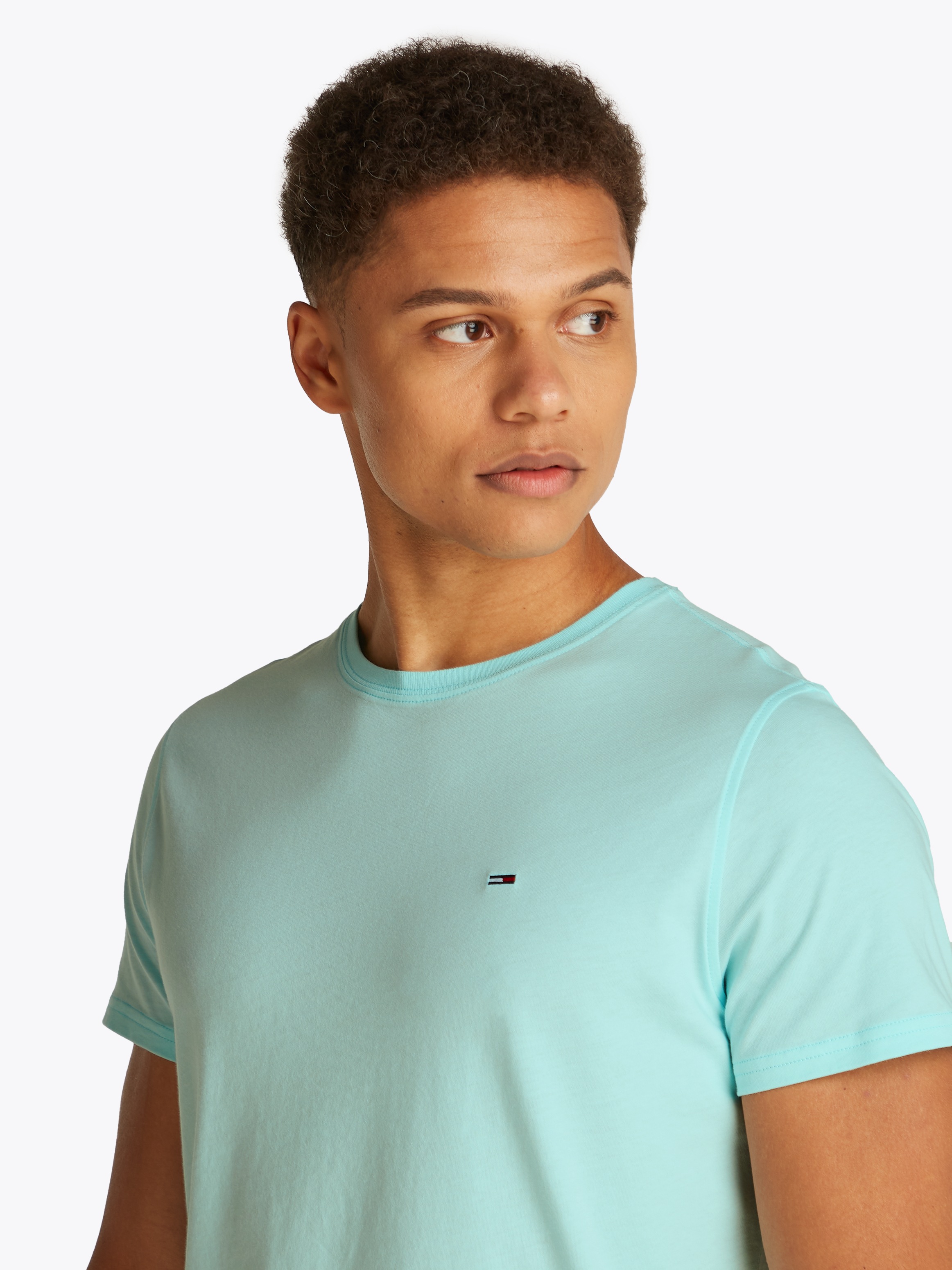 Tommy Jeans T-Shirt »TJM ESSENTIAL SOLID TEE«, mit Rundhalsausschnitt und dezenter Logo-Flag