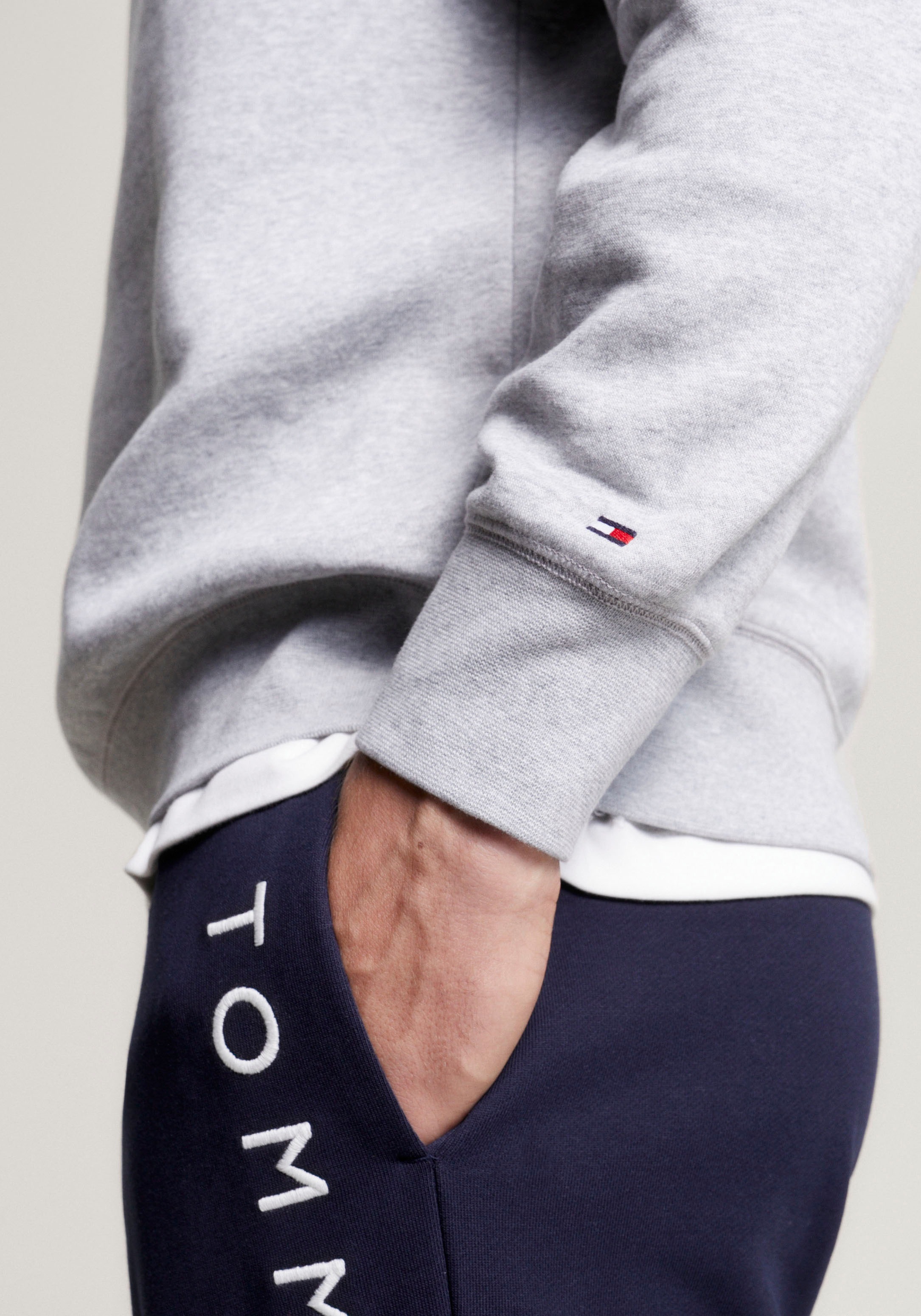 Tommy Hilfiger Sweatshirt »TOMMY LOGO SWEATSHIRT mit Rundhals und Stickerei«, unifarben, casual, regular fit, Baumwollmix, Rundhals