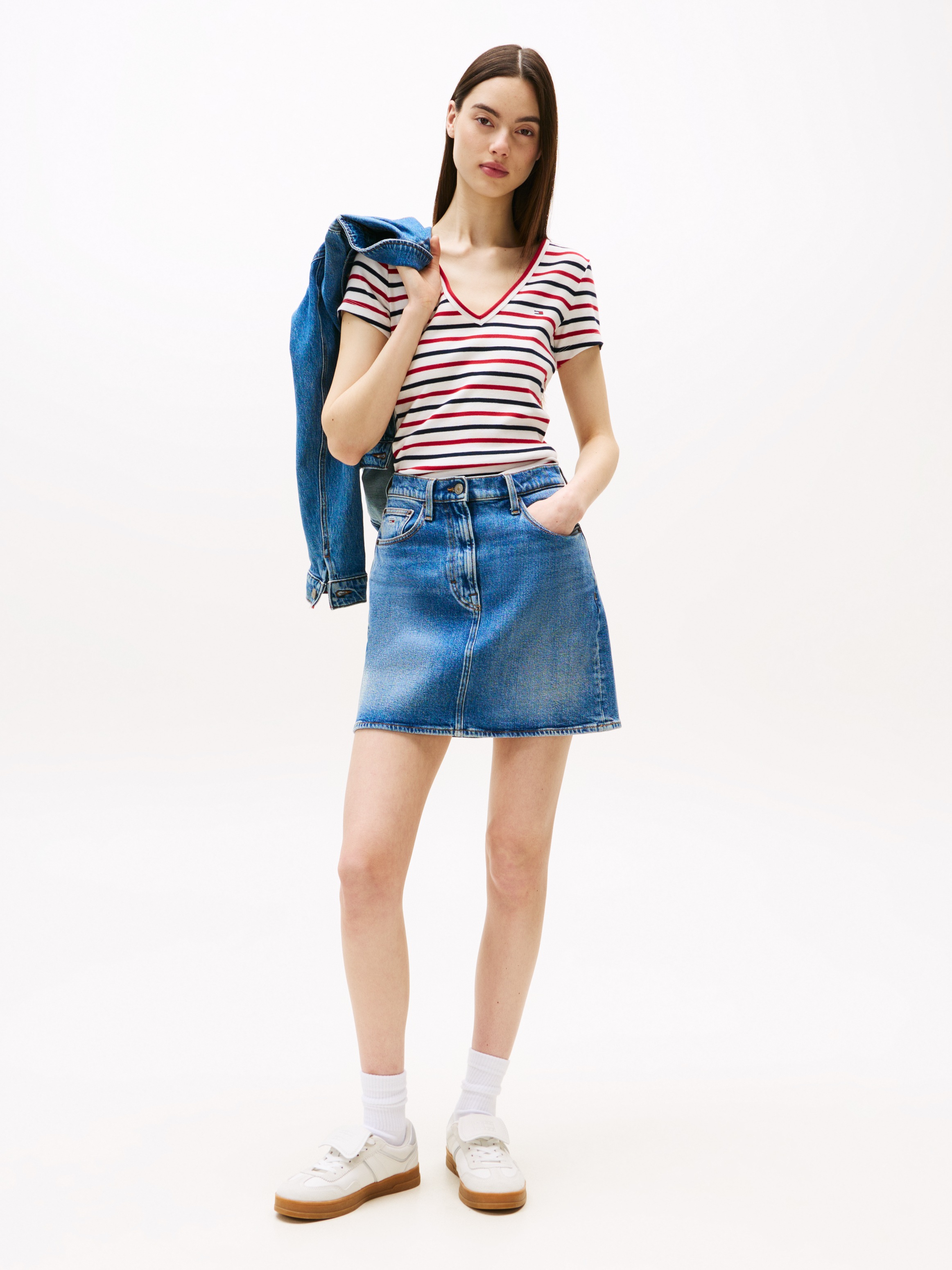 Tommy Jeans Kurzarmshirt »TJW SLIM ESSENTIAL RIB V SS«, mit gerippter Struktur