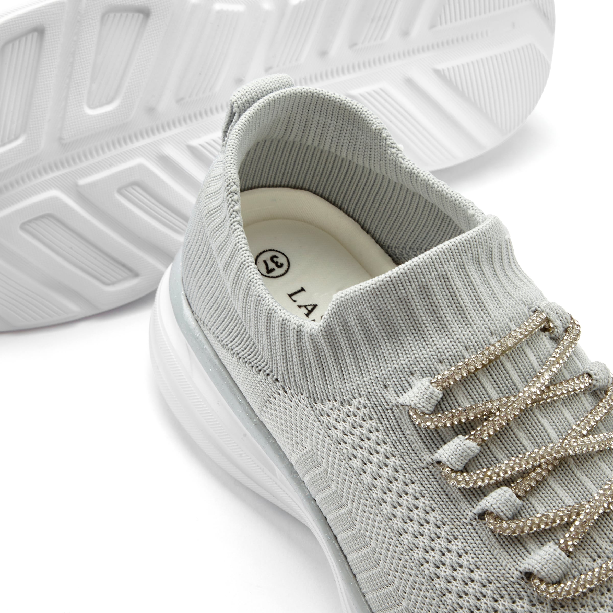 LASCANA Sneaker, mit modischer Glitzerschnürung VEGAN