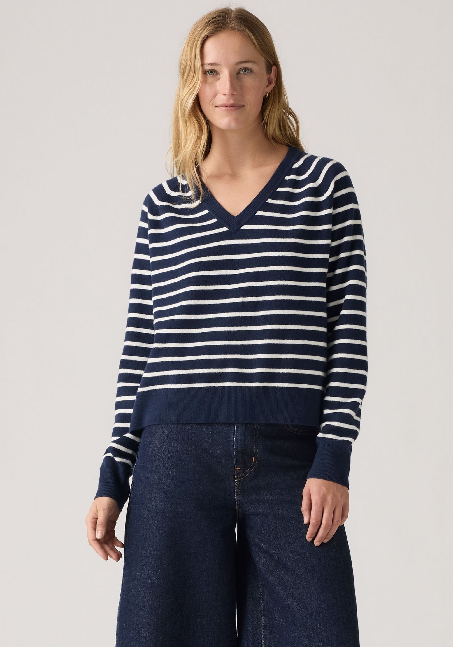 Levi's® V-Ausschnitt-Pullover »SUPER SOFT VNECK PULLOVER« im Bund beidseitig mit kurzem Schlitz