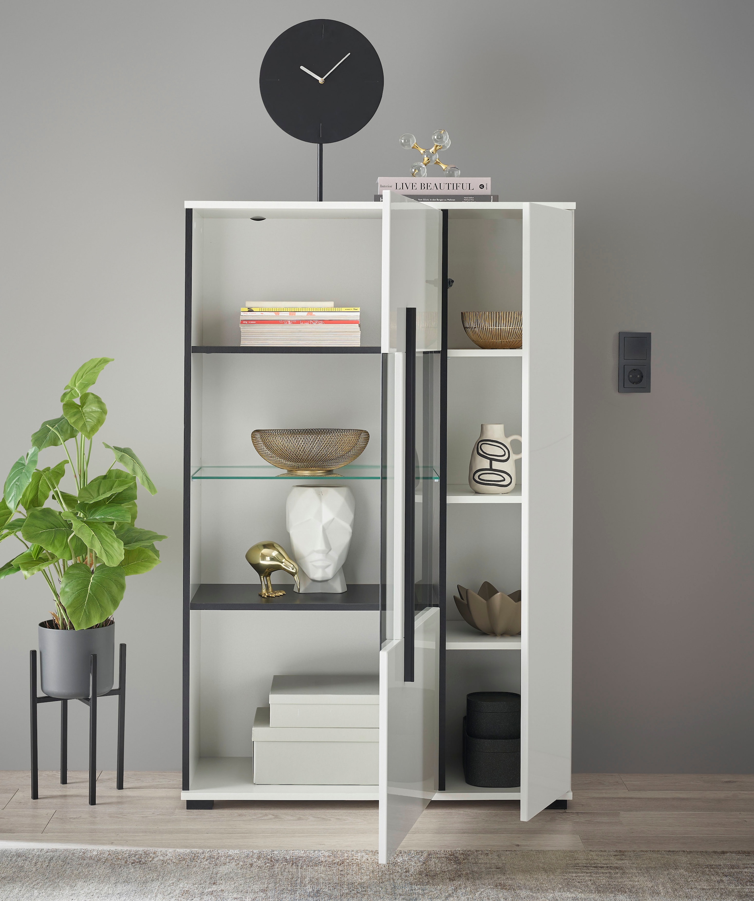 INOSIGN Vitrine »Cantara, Vitrinenschrank in Eiche Evoke oder weiss, Standvitrine«, schwarzer Stangengriff, ausreichend Stauraum, vielseitig einsetzbar