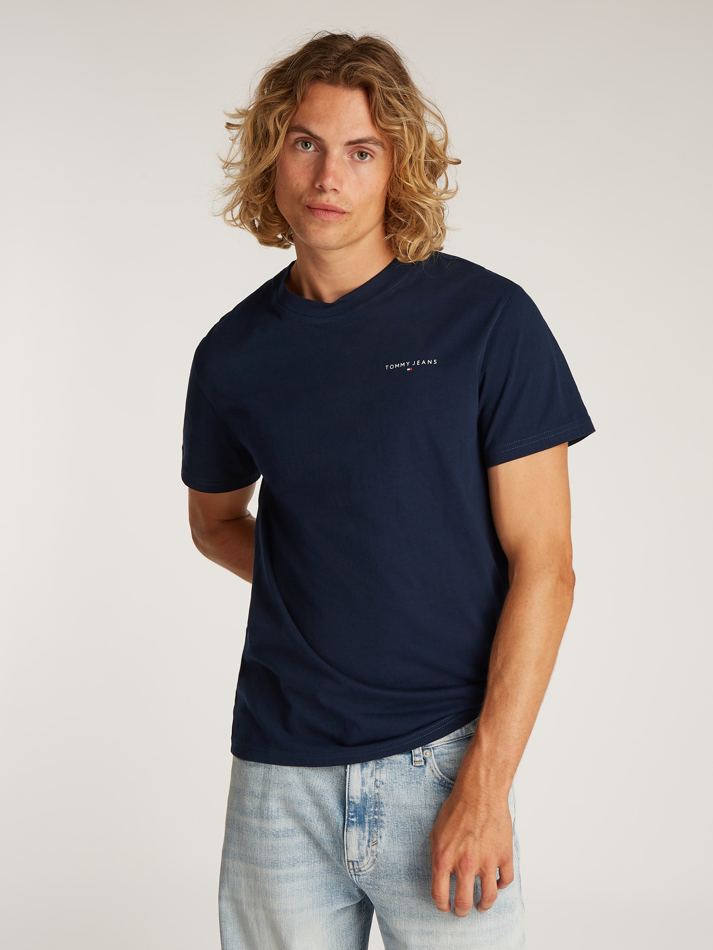 Tommy Jeans T-Shirt »TJM SLIM LINEAR CHEST SS TEE EXT« mit Logodruck