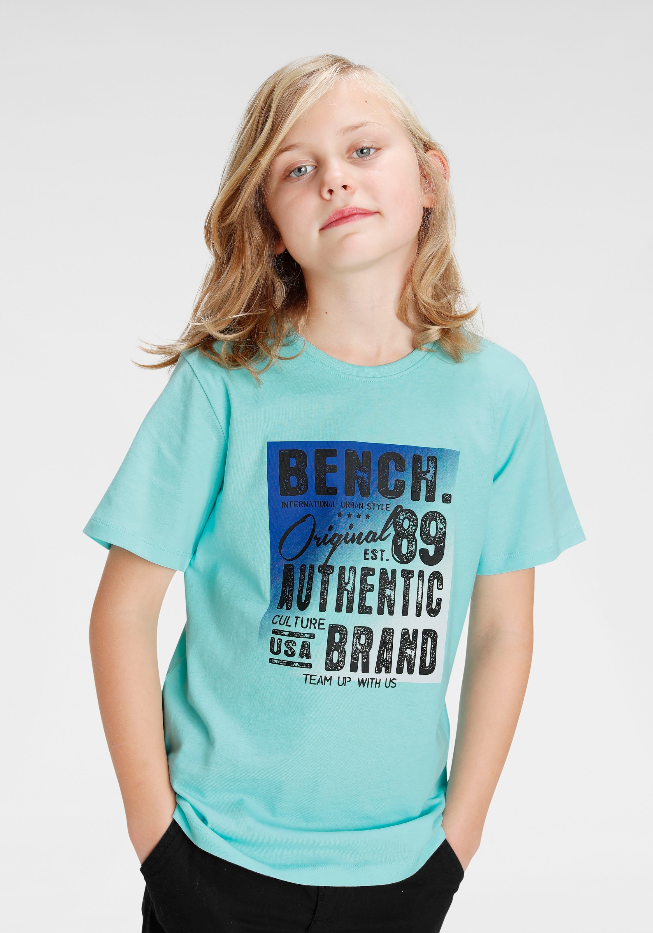 ✵ Bench. T-Shirt »mit mehrfarbigem Logodruck« online entdecken |  Jelmoli-Versand