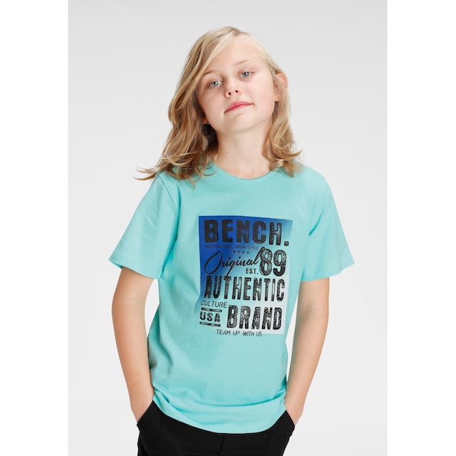 ✵ Bench. T-Shirt »mit mehrfarbigem Logodruck« online entdecken |  Jelmoli-Versand