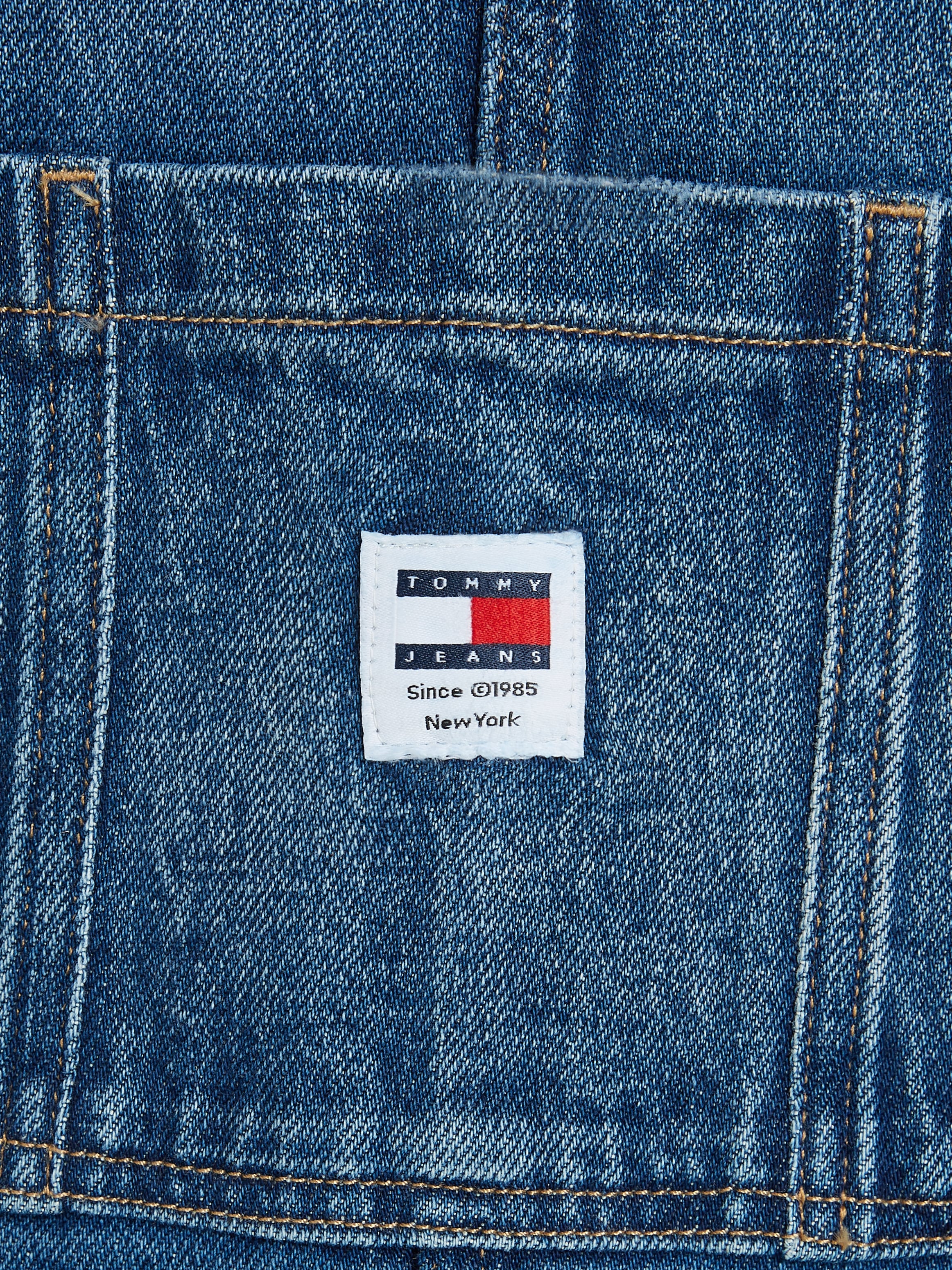 Tommy Jeans Latzkleid »DUNGAREE DENIM DRESS CH6138«, mit Tommy Jeans Flagge