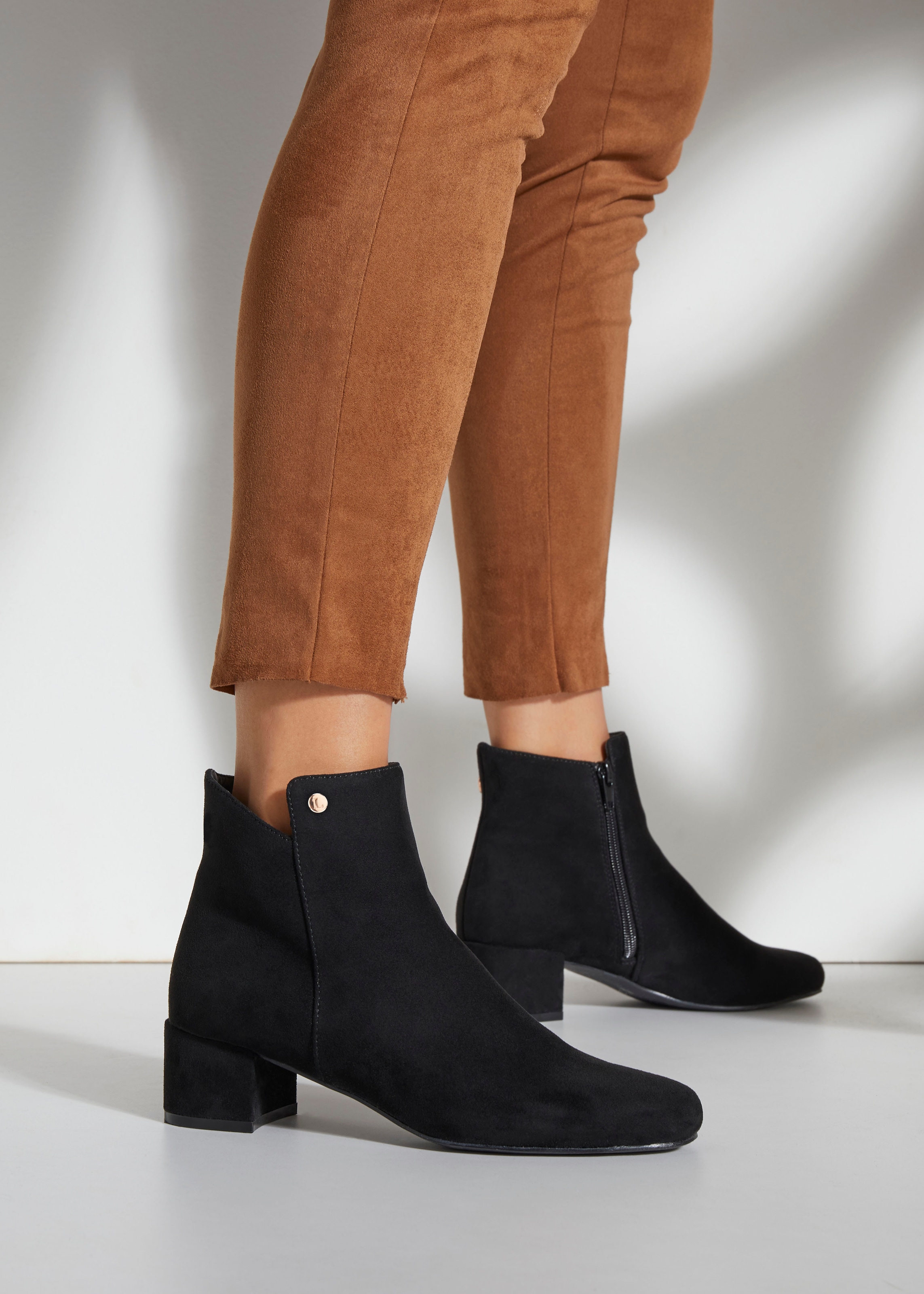 LASCANA Stiefelette, mit bequemen Blockabsatz, Ankle Boots, Stiefel VEGAN