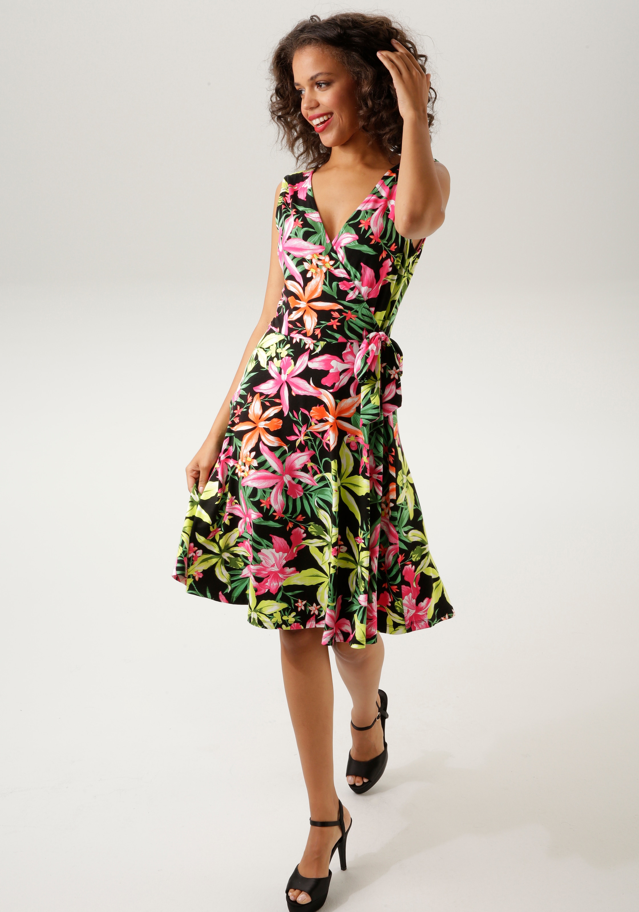Aniston CASUAL Sommerkleid, mit farbenfrohem, grossflächigem Blumendruck - jedes Teil ein Unikat