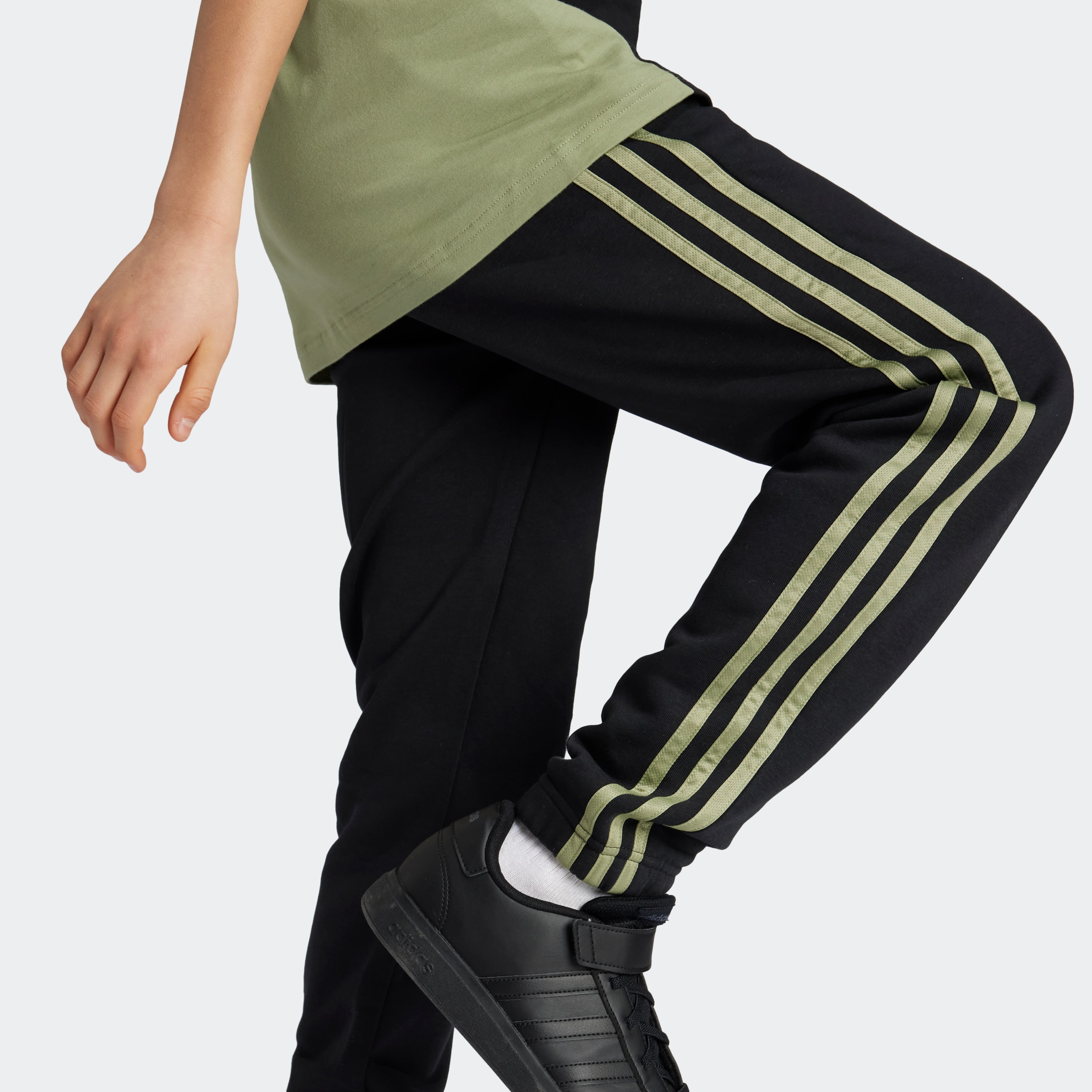 adidas Sportswear Sporthose »ESSENTIALS 3STREIFEN FLEECEHOSE«, (1 tlg.)