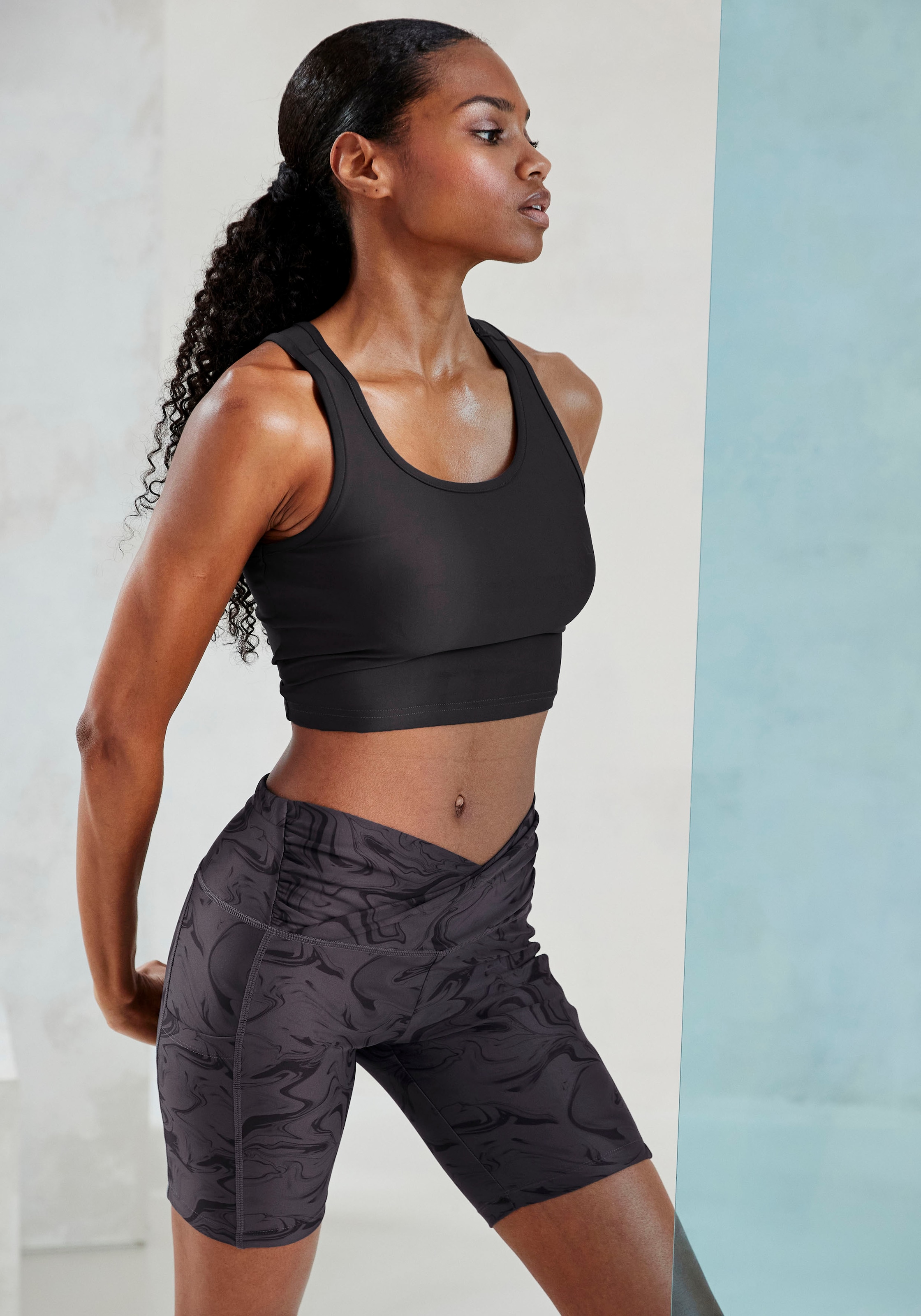 LASCANA ACTIVE Crop-Top, Sporttop mit Ringerrücken und Logodruck