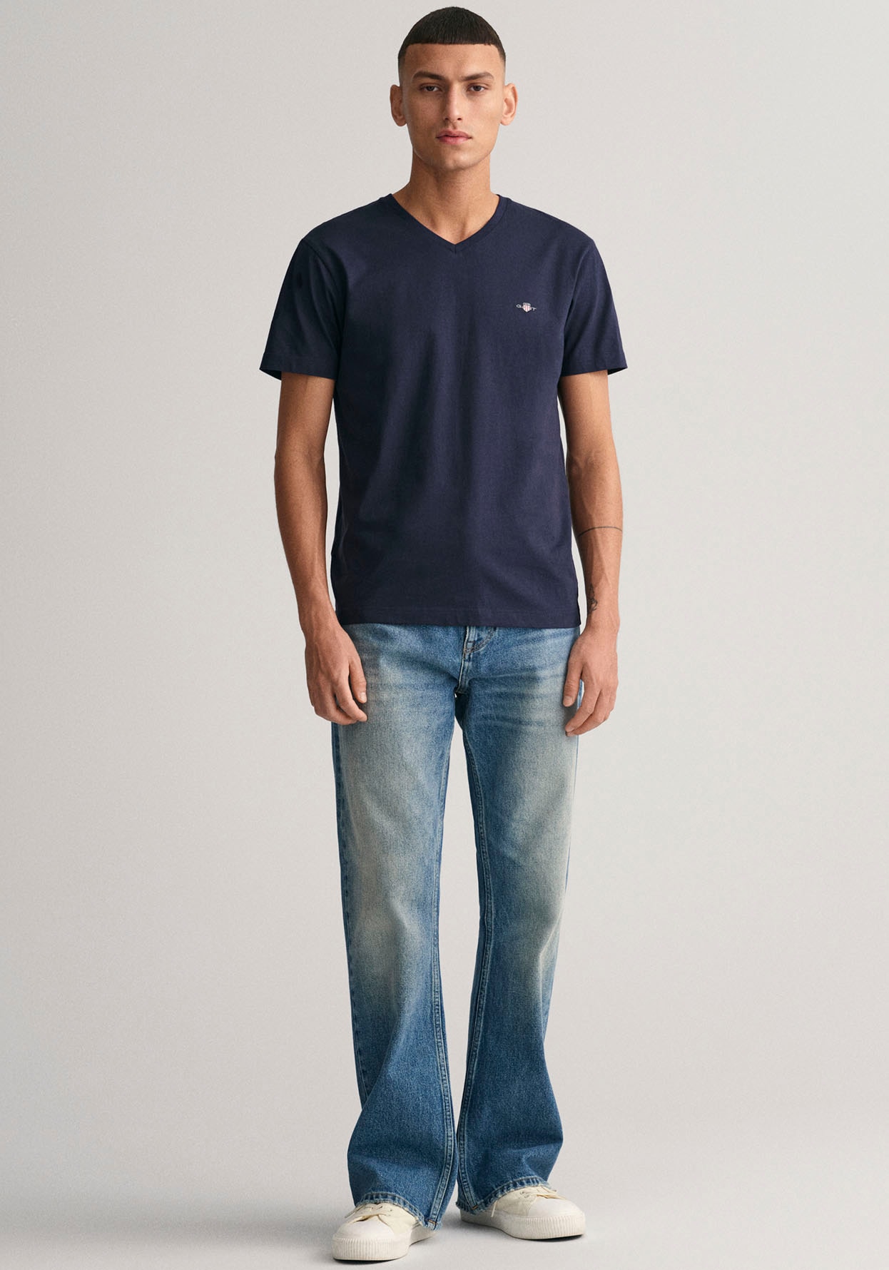 SHIELD »SLIM | T-Shirt mit V-NECK T-SHIRT«, auf Gant Brust einer online kaufen der Jelmoli-Versand Logostickerei kleinen