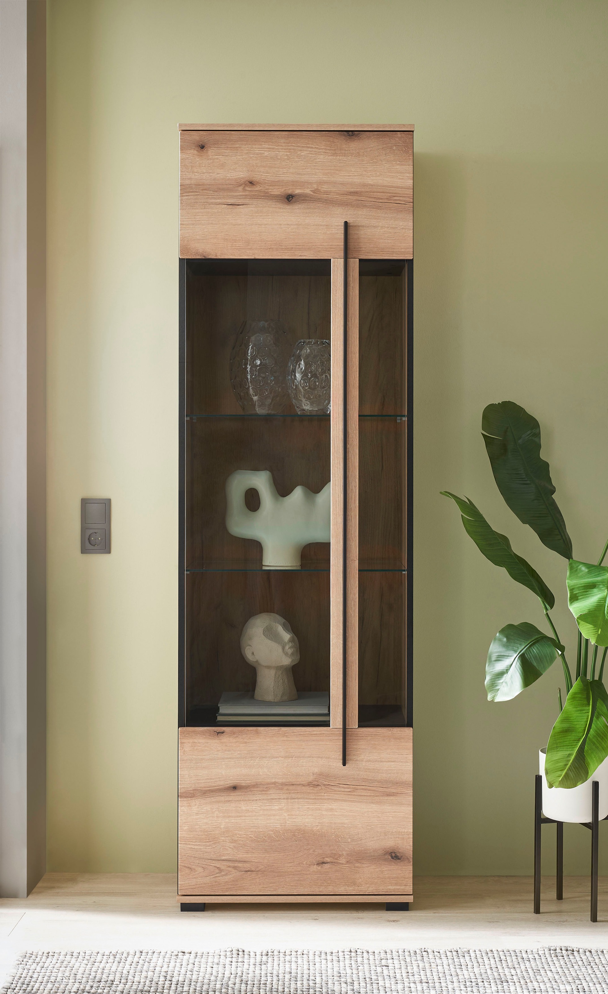INOSIGN Vitrine »Cantara, Vitrinenschrank in Eiche Evoke oder weiss, Standvitrine«, schwarzer Stangengriff, ausreichend Stauraum, vielseitig einsetzbar