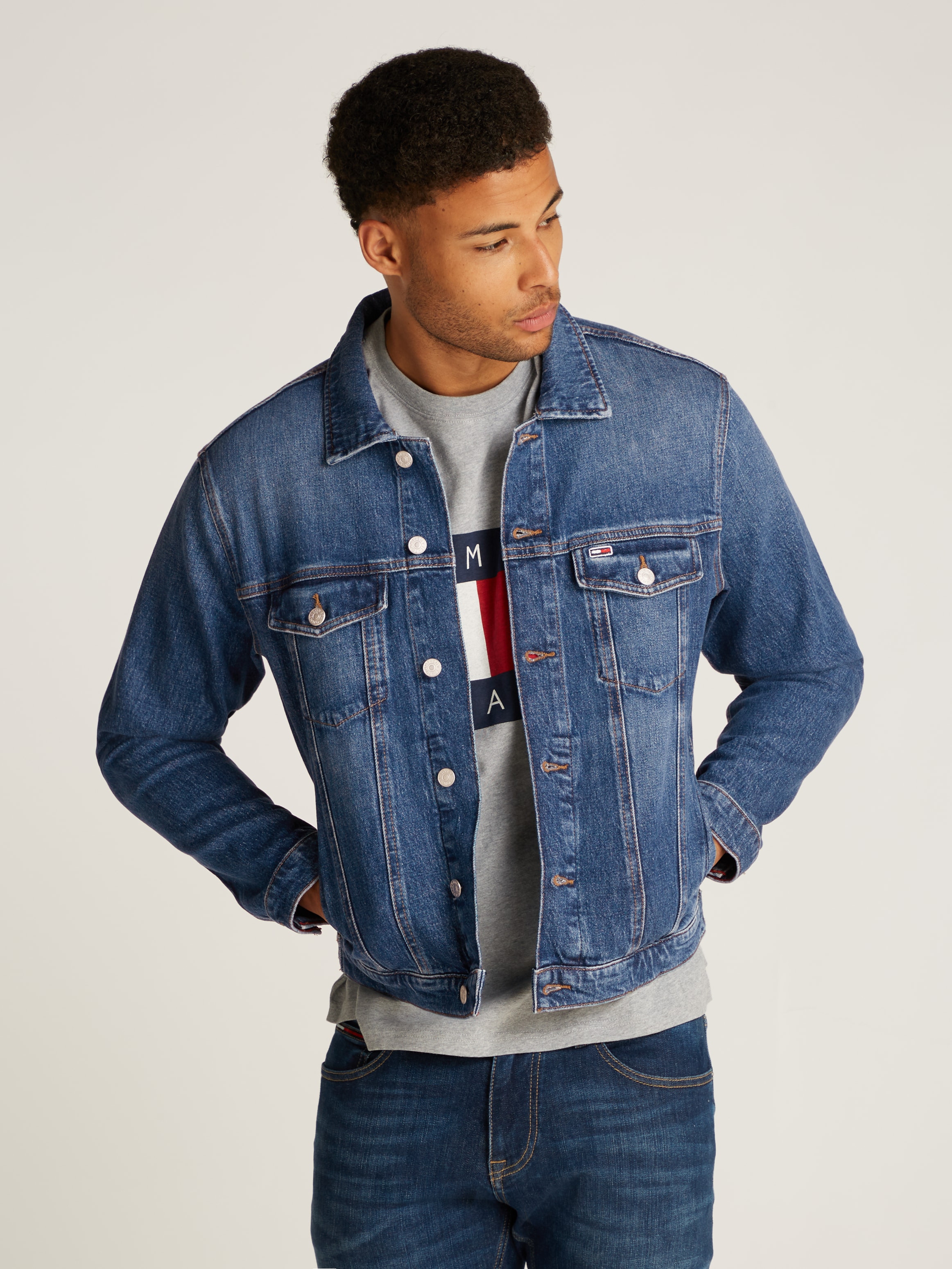 TOMMY JEANS Jeansjacke »RYAN RGLR TRCKR JCKT CH0152«, mit Logostickerei