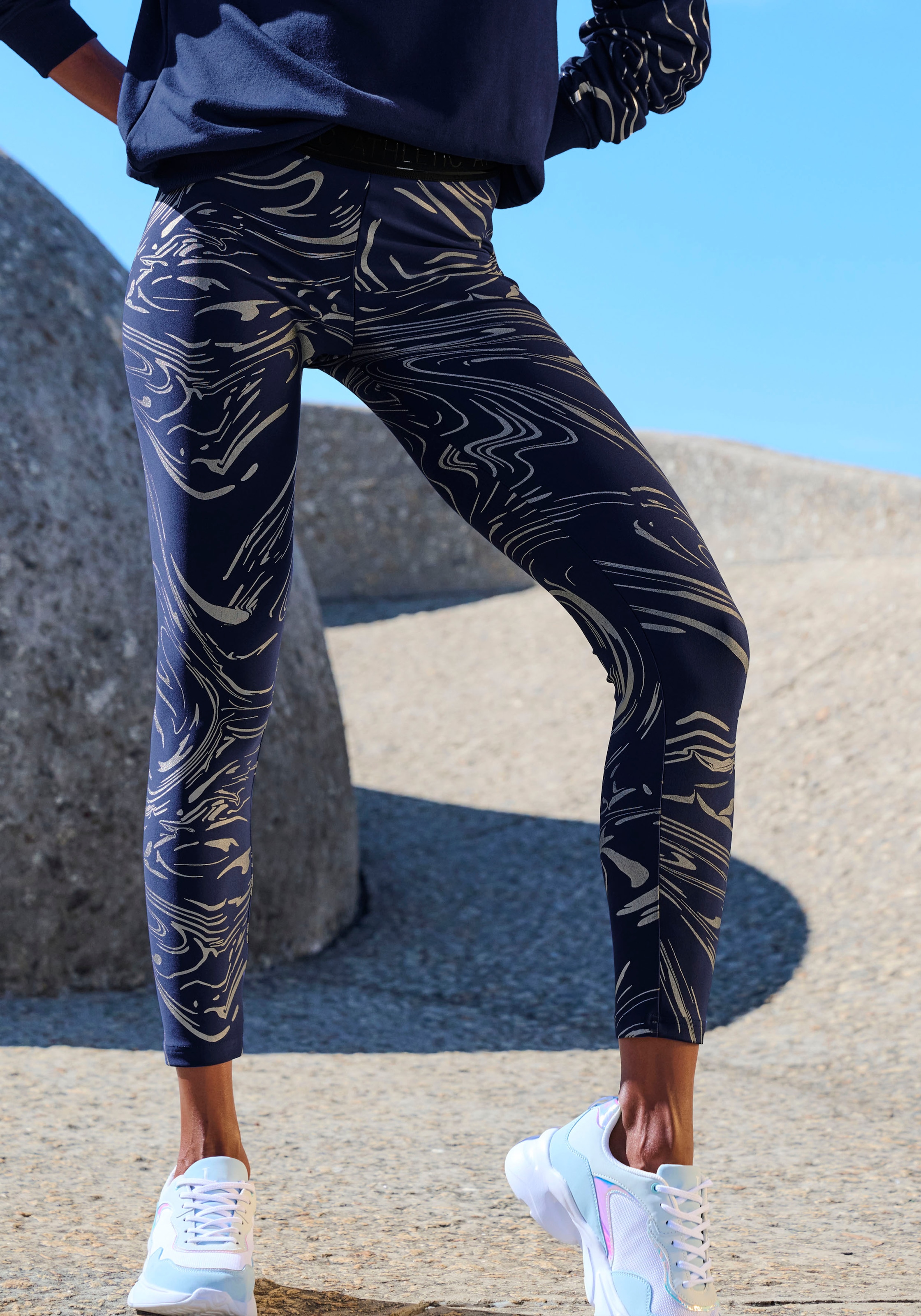 LASCANA ACTIVE Funktionsleggings »-Sportleggings«, mit glänzendem Print und 3D Schriftzug