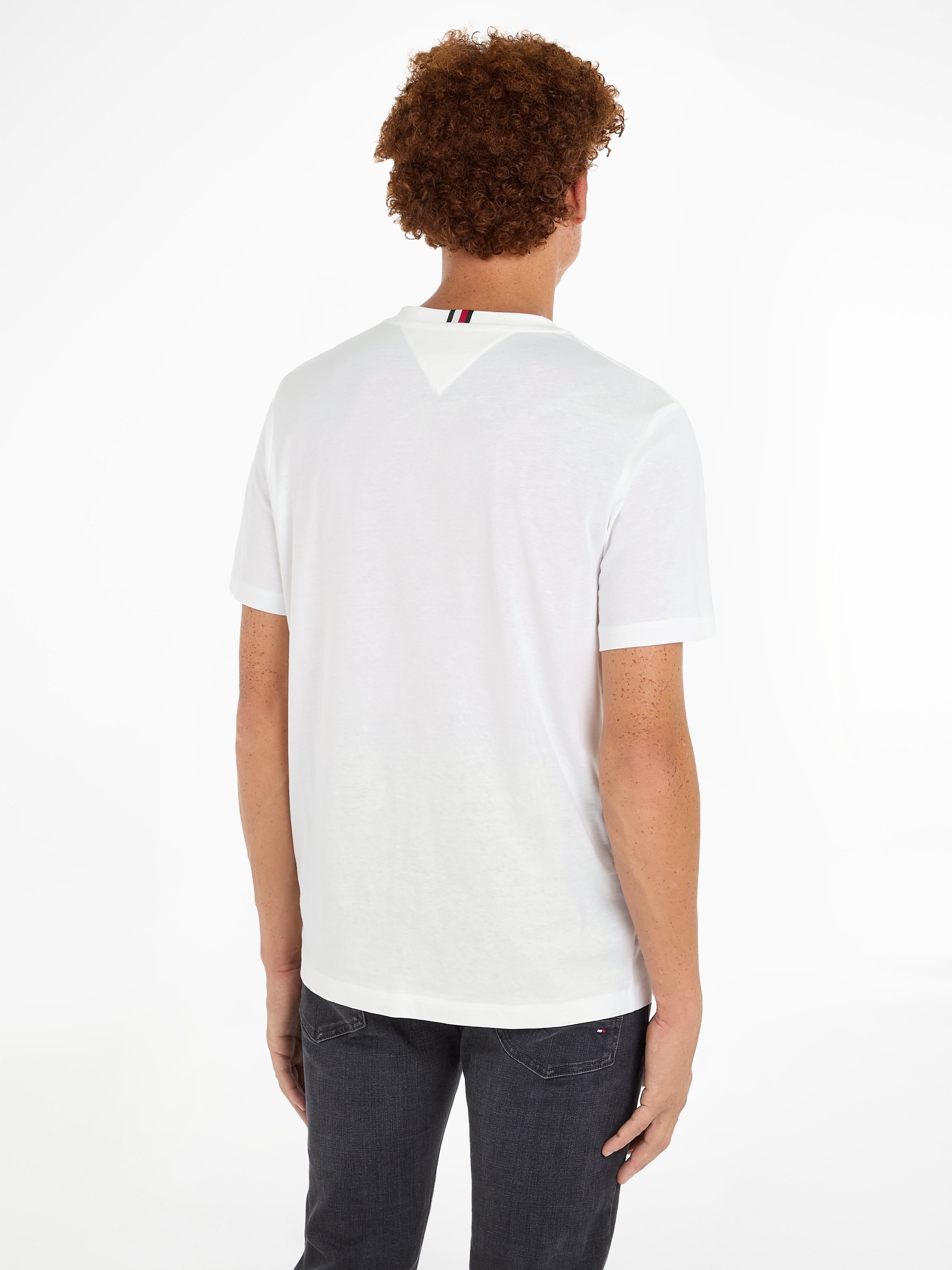 Tommy Hilfiger T-Shirt »HILFIGER GLOBAL STRIPE TEE«, kontrastfarbener Print auf de Brust