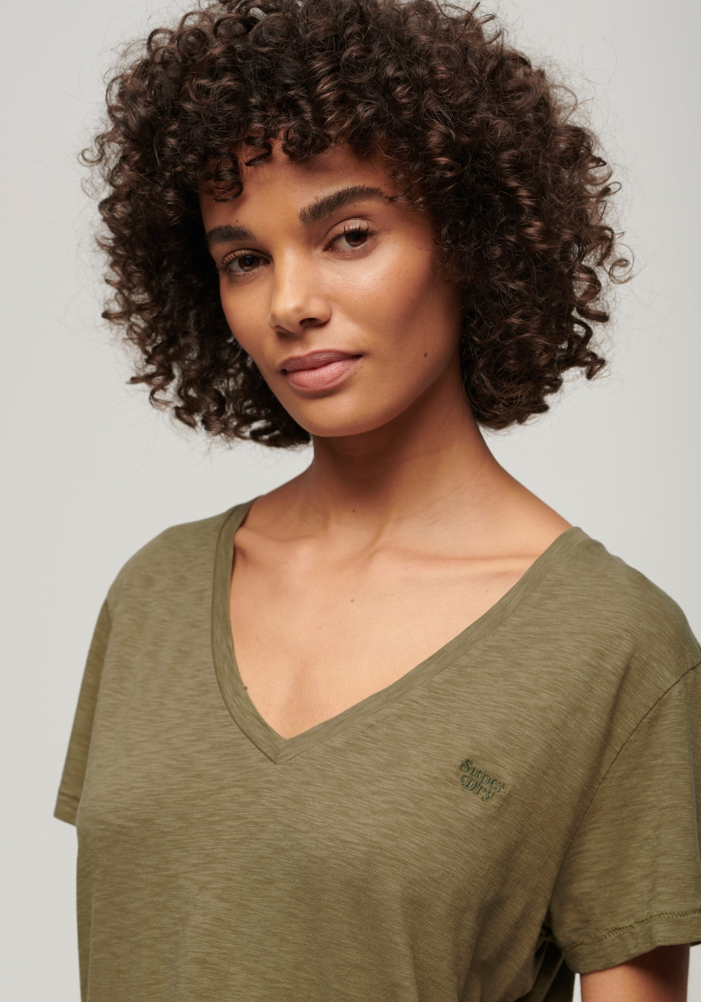 Superdry V-Shirt »STUDIOS SLUB EMB VEE TEE«, strukturiertes T-Shirt mit V-Ausschnitt und Stickerei