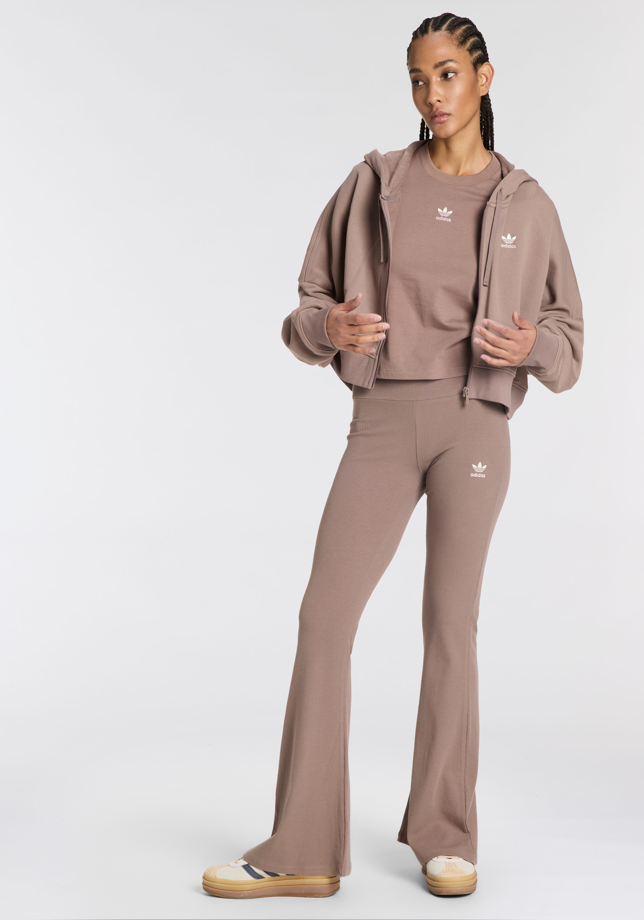 adidas Originals Leggings »ESS FL LEGGINGS«, (1 tlg.), mit ausgestelltem Bein und Ripp Optik, hoher Bund