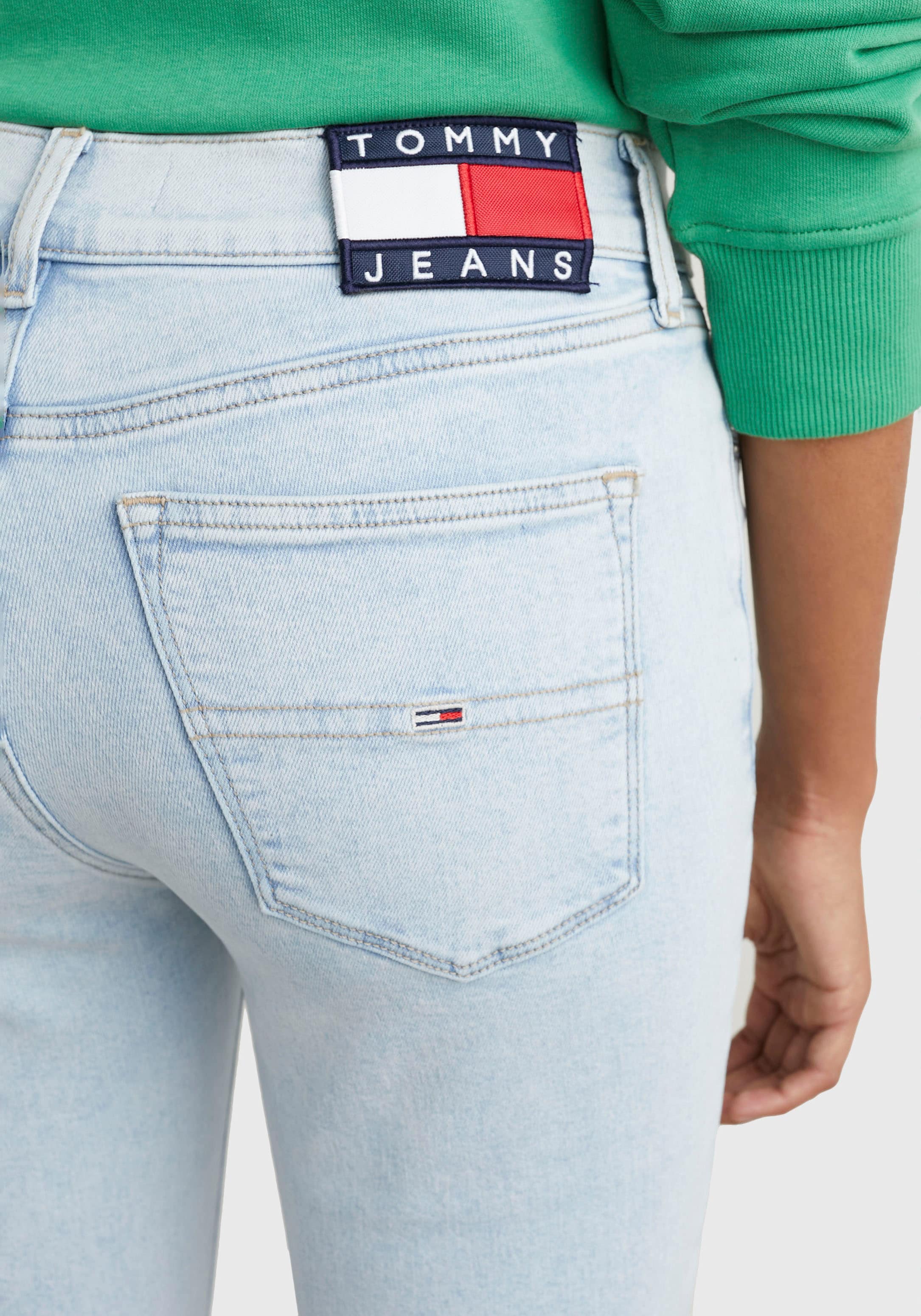 Tommy Jeans Skinny-fit-Jeans »Nora Mid Rise Skinny Fit«, mit Tommy Jeans Label-Badge & Passe hinten