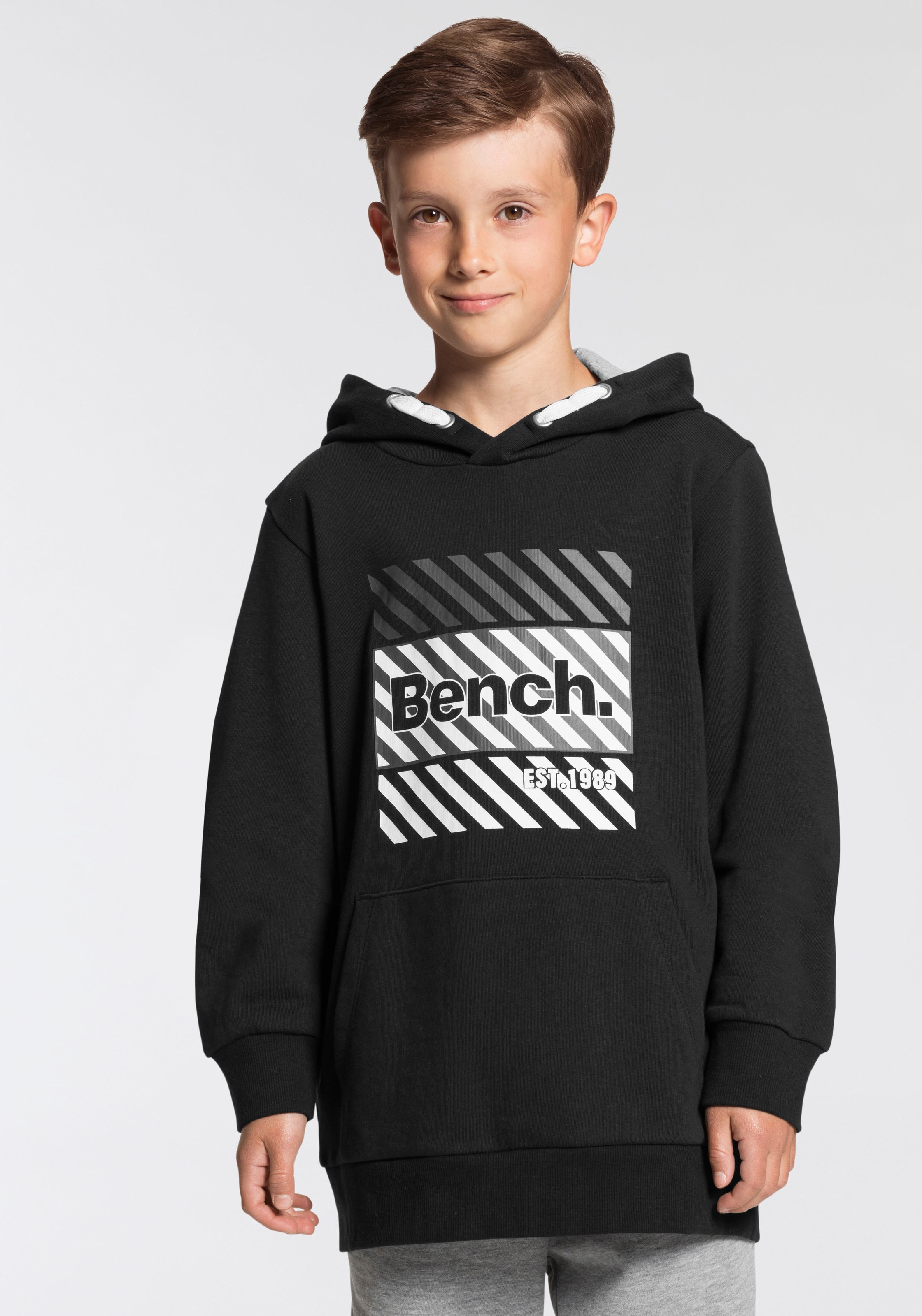 Bench. Kapuzensweatshirt Jelmoli-Versand Druck trendigem | Shop mit Online »Black&White«