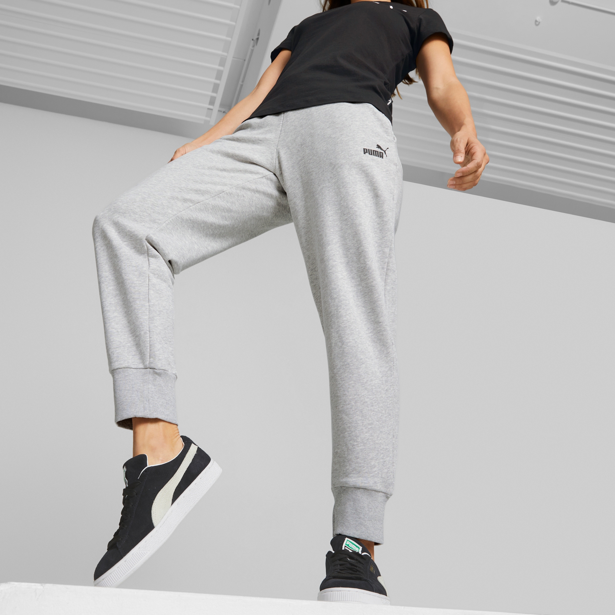 PUMA Jogginghose »ESS SWEATPANTS TR CL« für entspannte und sportliche Aktivitäten, Regular Fit