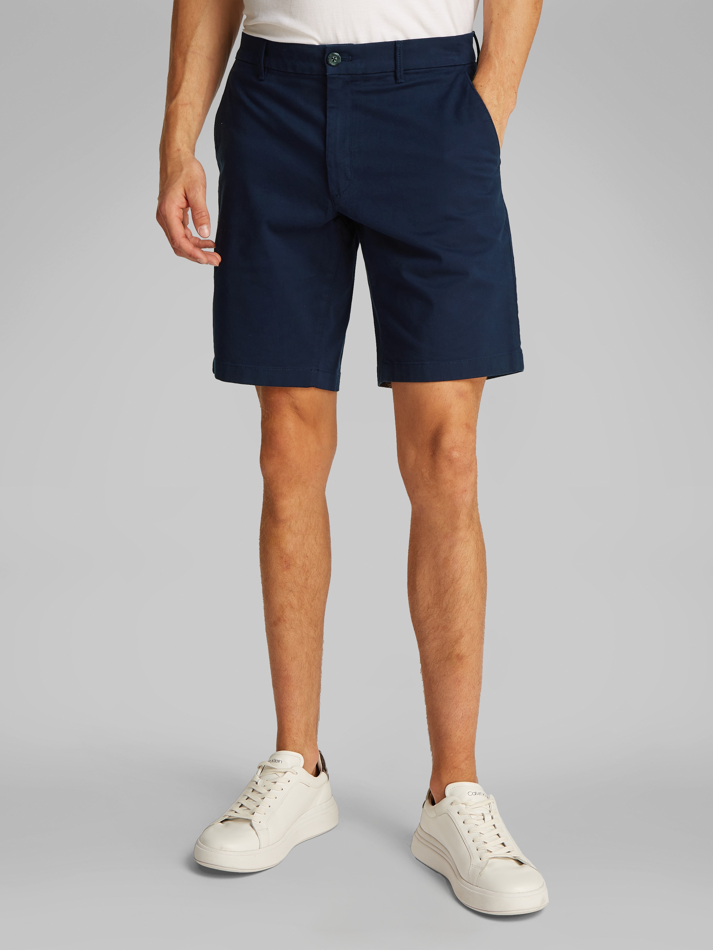 Calvin Klein Chinoshorts »MODERN TWILL SLIM CHINO SHORT« mit Logo-Patch