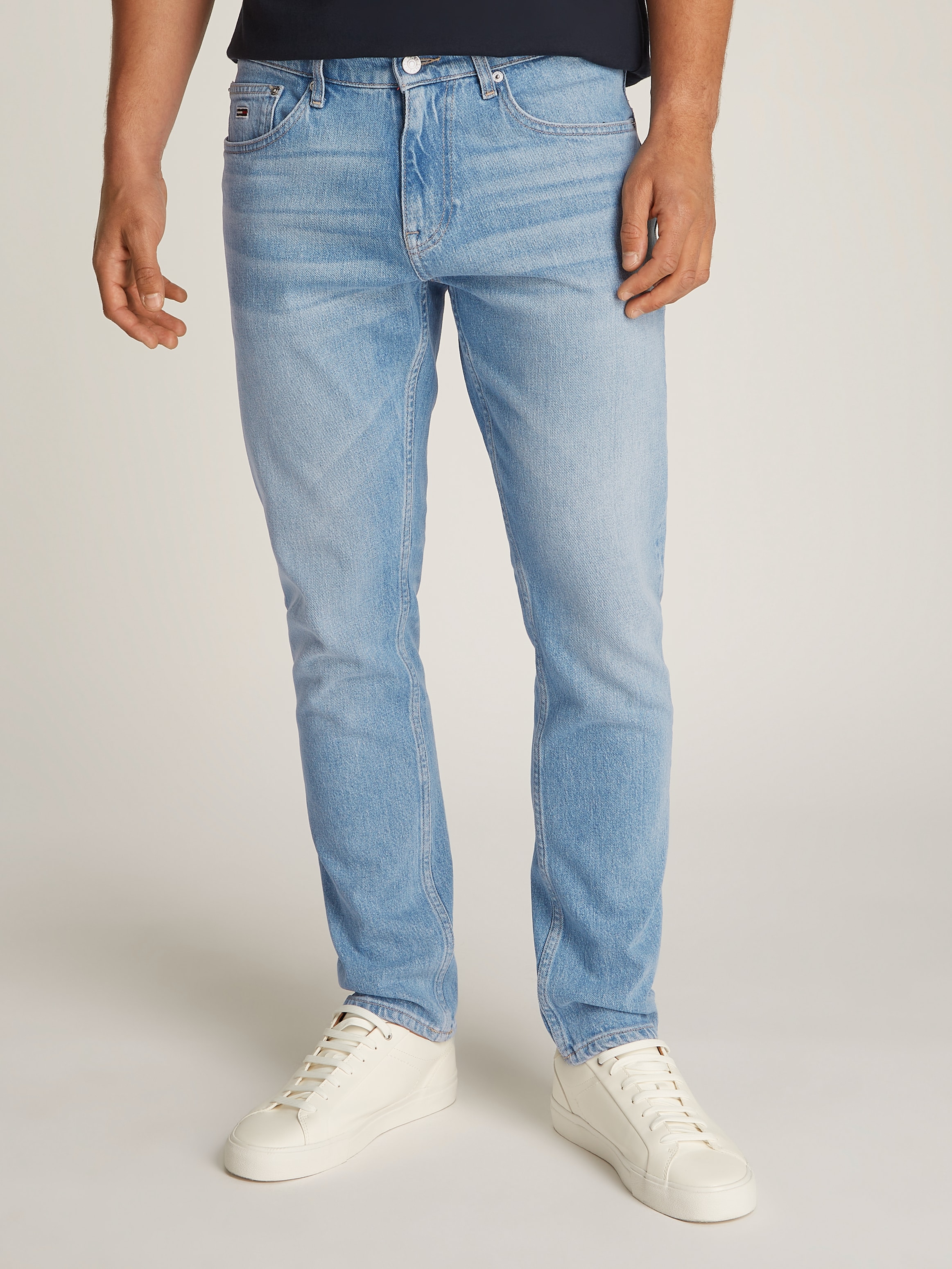 Tommy Jeans Tapered-fit-Jeans »Austim Slim Tapered«, mit Logostickereien