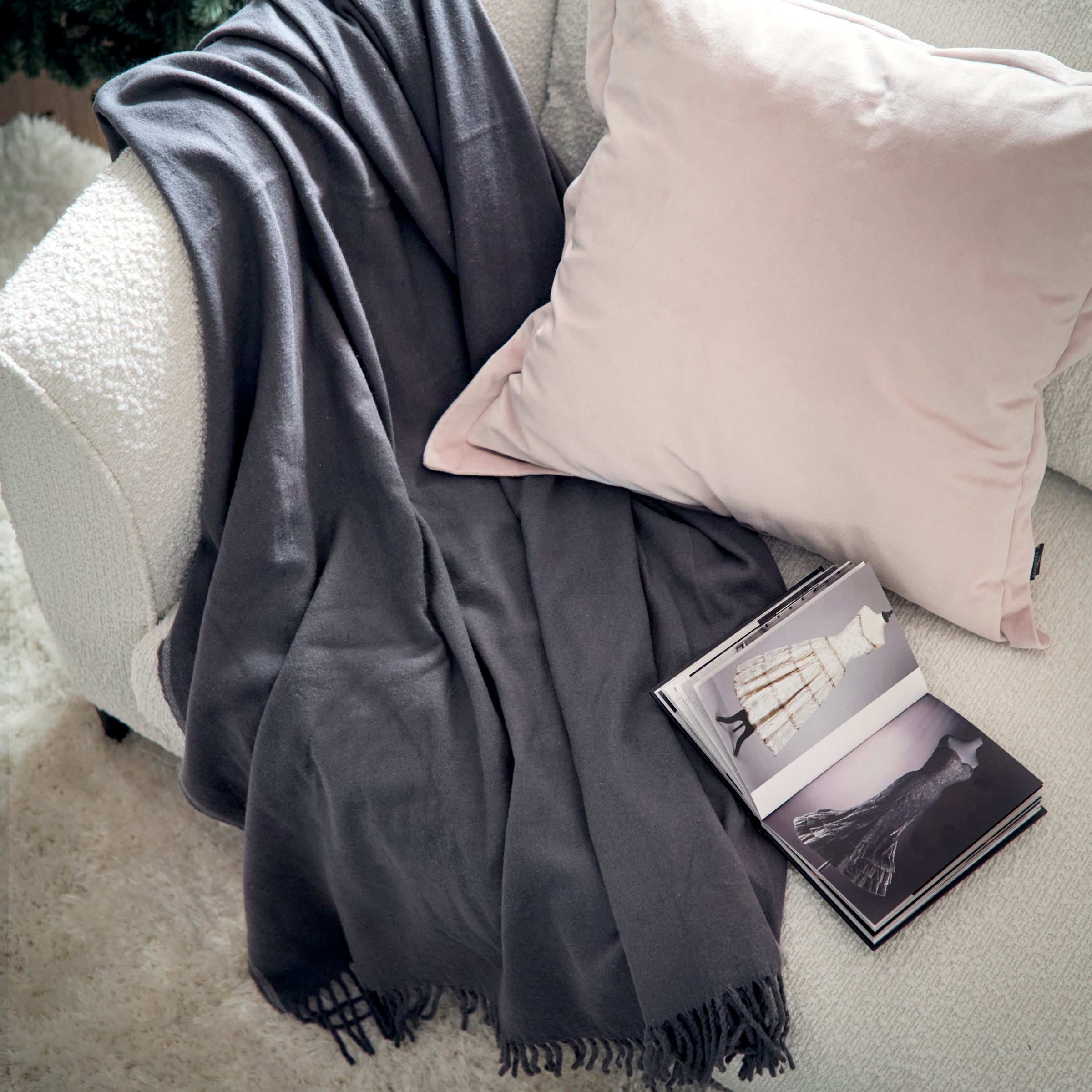 Leonique Wohndecke »Plaid Sofia«, mit tollen Fransen, Kuscheldecke