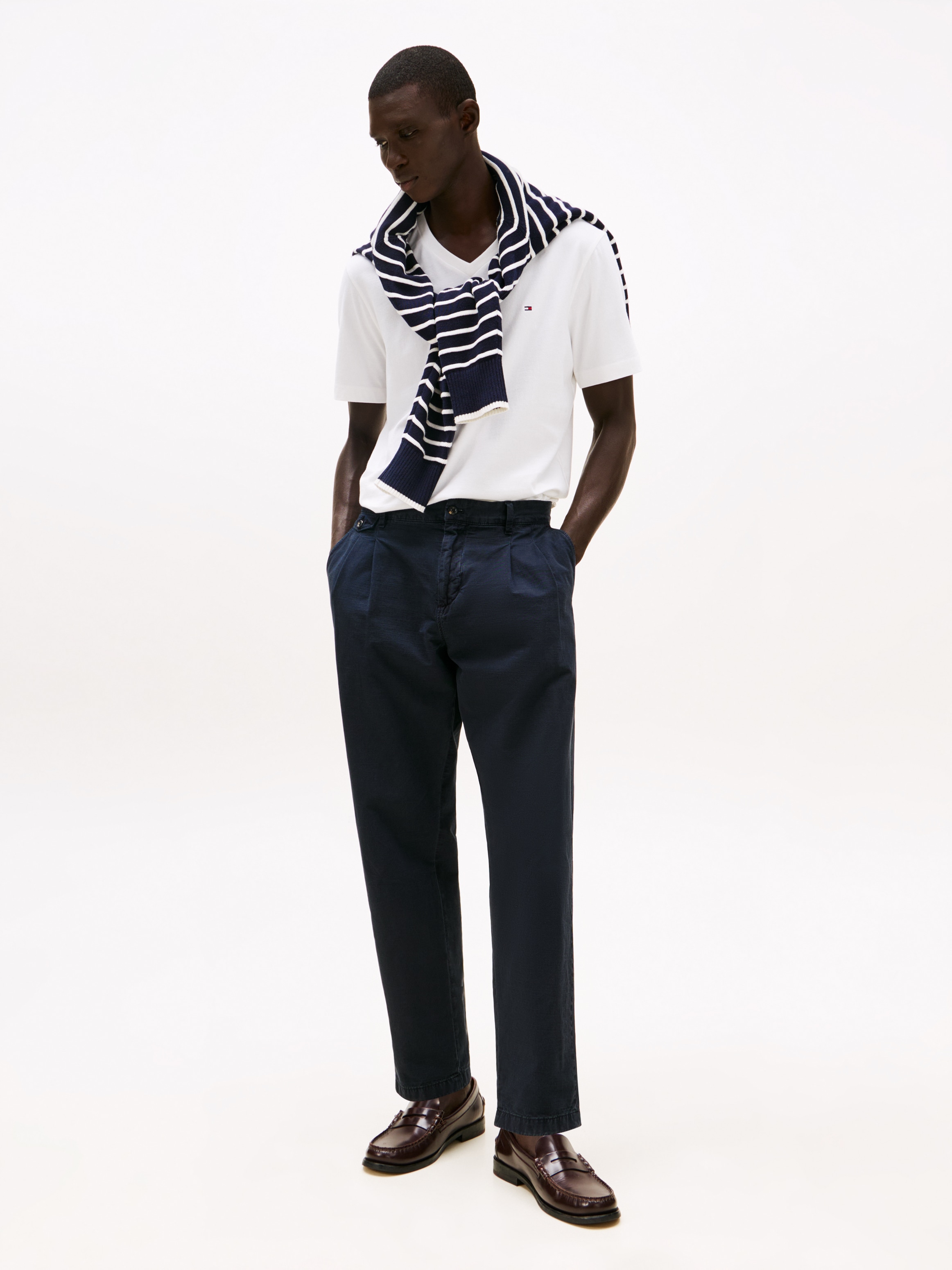 Tommy Hilfiger V-Shirt »ESSENTIAL V-NECK TEE mit V-Ausschnitt und Markenlabel«, unifarben, casual, regular fit, Baumwolle, V-Ausschnitt