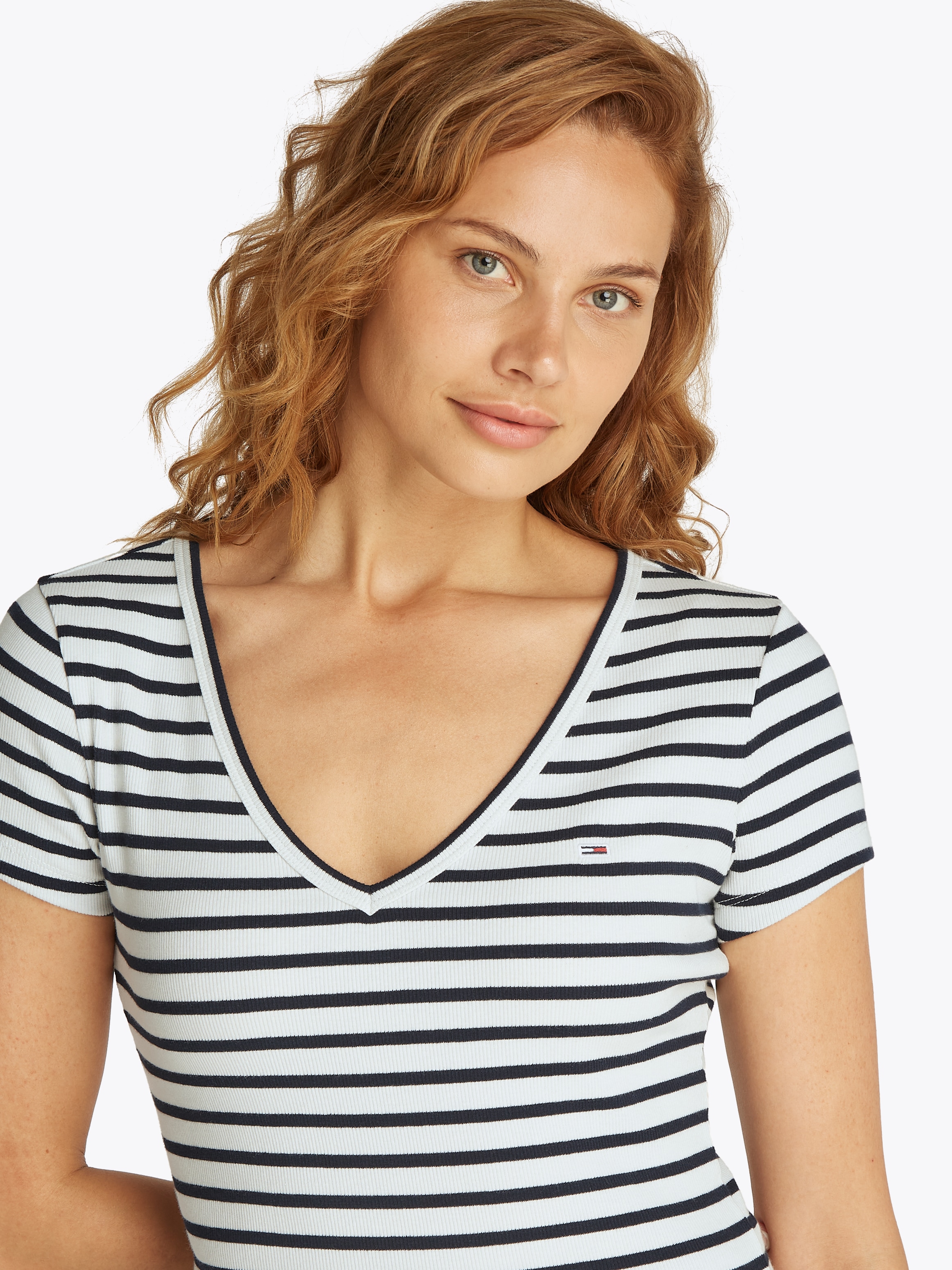 Tommy Jeans T-Shirt »TJW SLIM ESSENTIAL RIB V SS«, mit Logostickerei