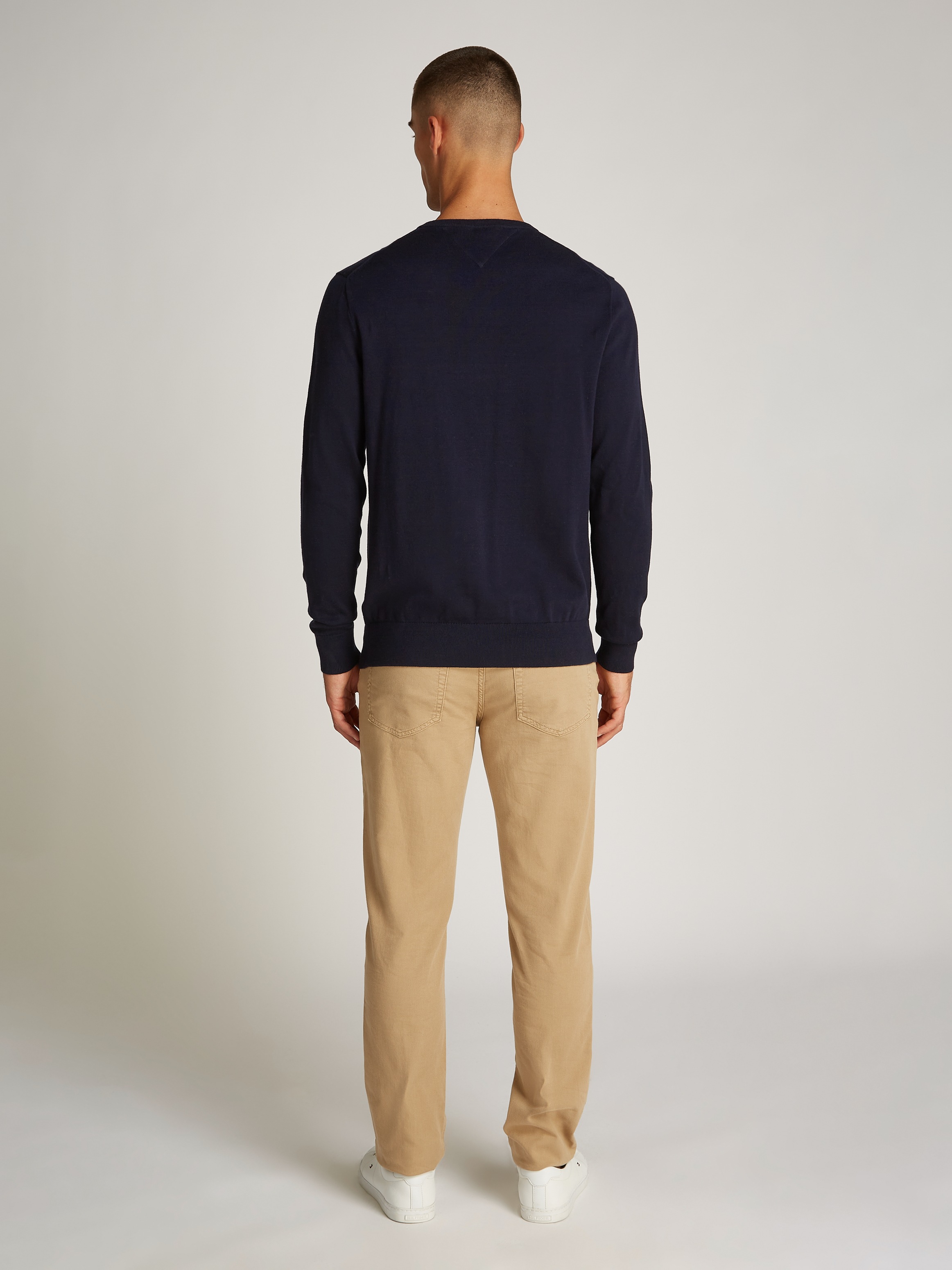 Tommy Hilfiger Strickpullover »ESSENTIAL COTTON V NECK mit V-Ausschnitt und Stickerei«, unifarben, casual, regular fit, Baumwolle, V-Ausschnitt
