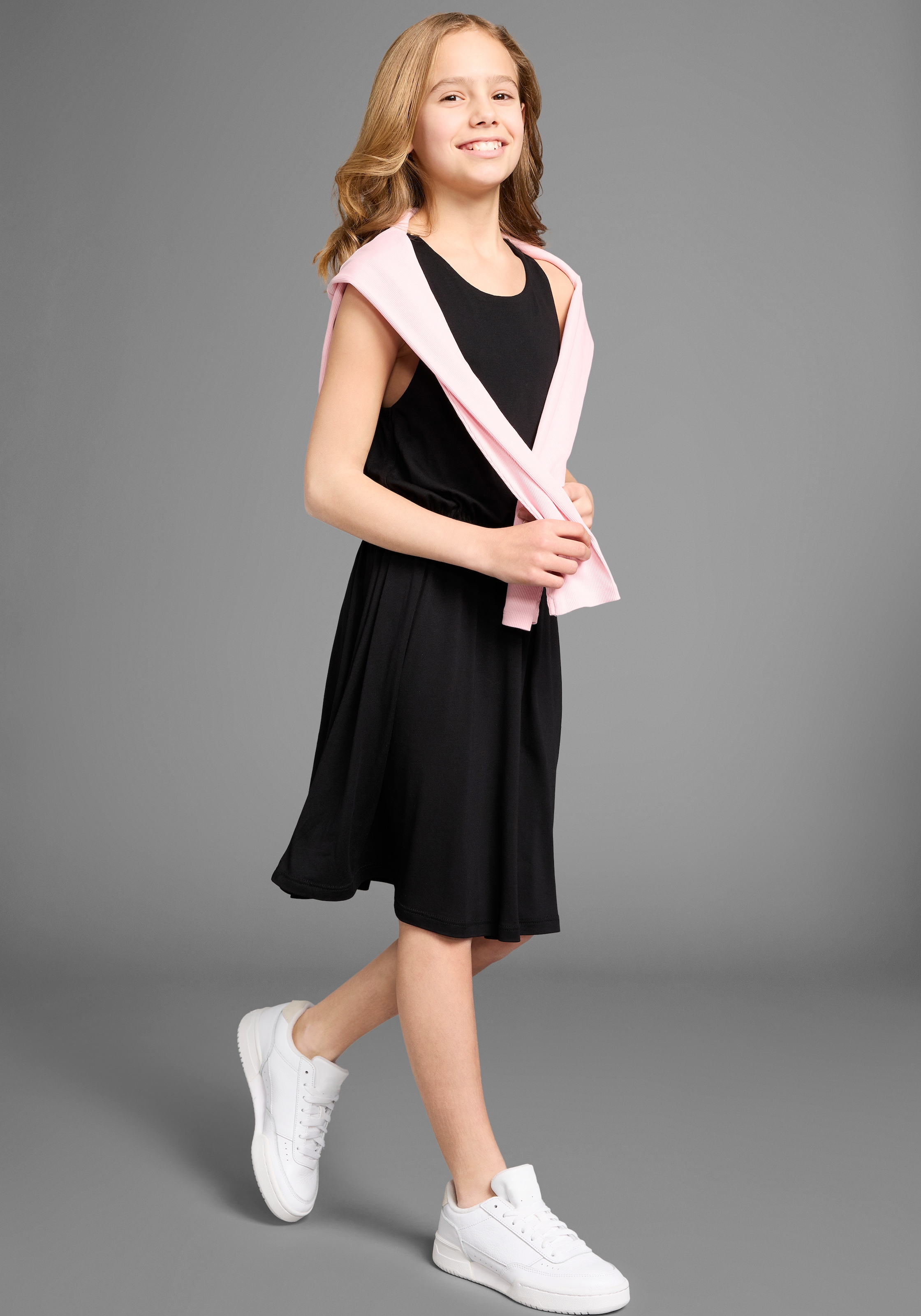 KIDSWORLD Jerseykleid »mit aufwendiger Spitze im Rücken«, Weich fallendes Viskosekleid