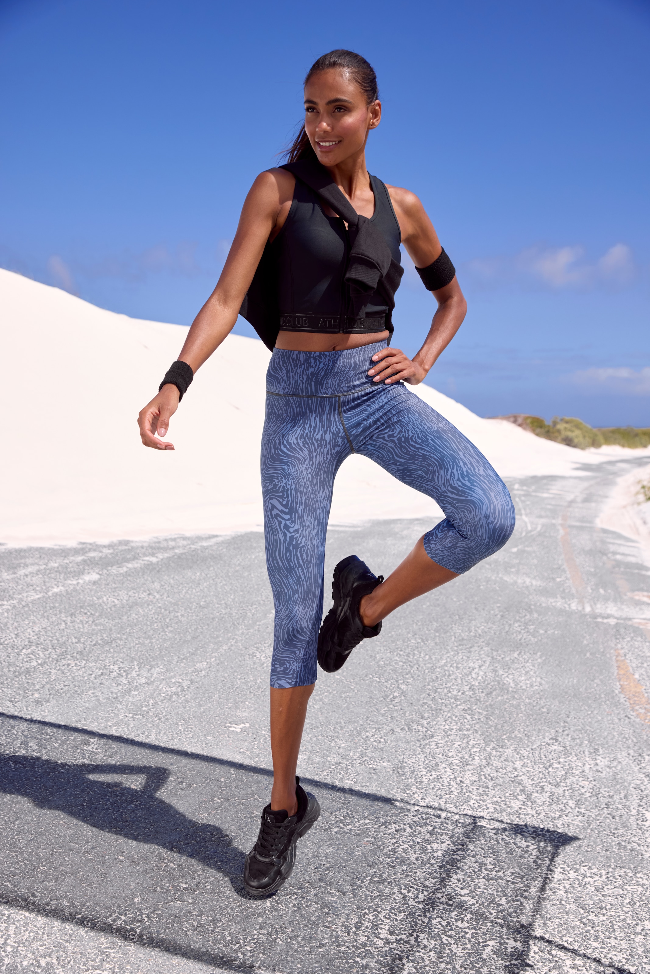LASCANA ACTIVE Crop-Top, mit Reissverschluss und Ringerrücken