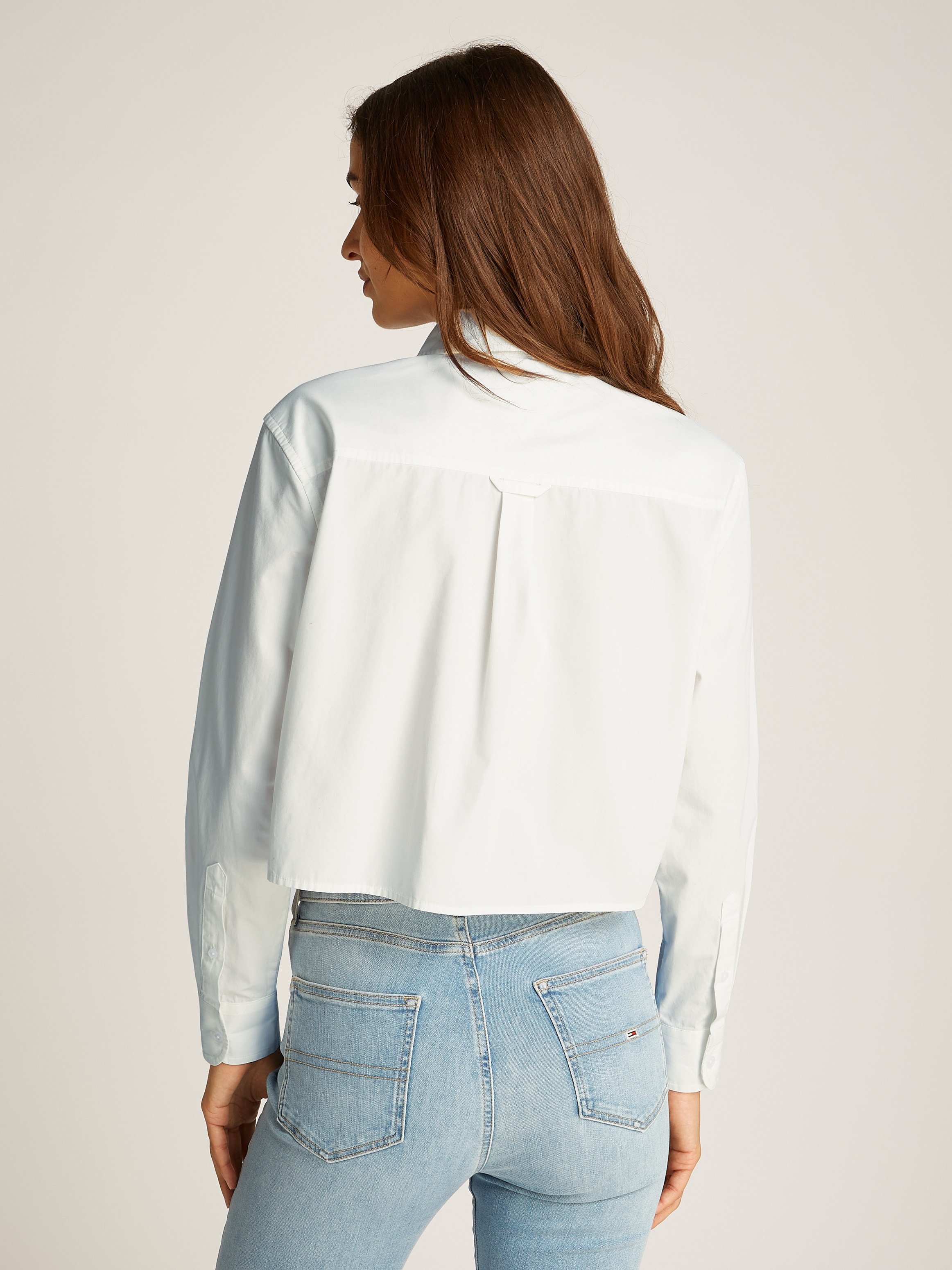 Tommy Jeans Hemdbluse »TJW CRP RLX POPLIN SHIRT«, in verkürzter Länge, mit Logostickerei