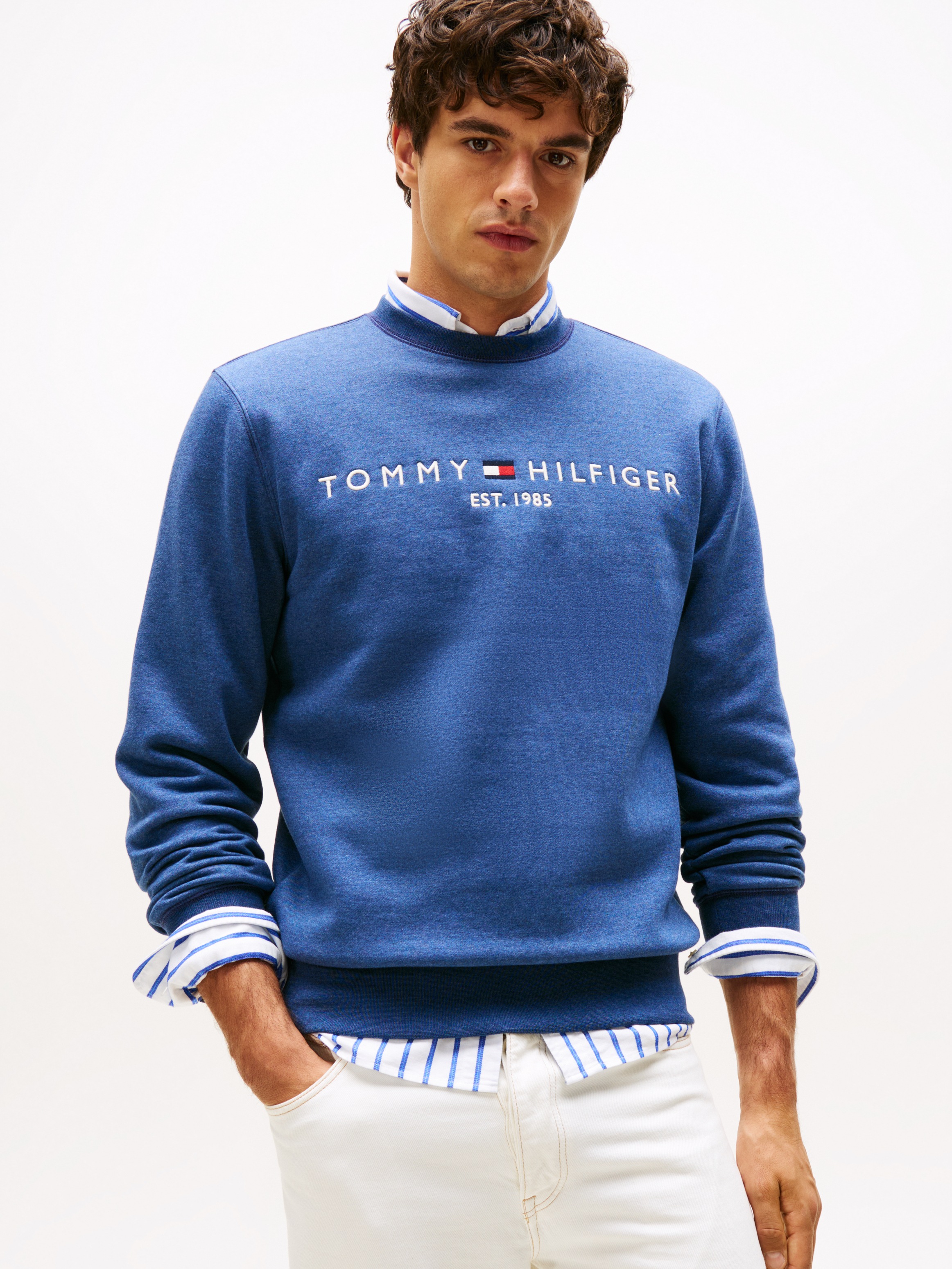 Tommy Hilfiger Sweatshirt »TOMMY LOGO SWEATSHIRT mit Rundhals und Stickerei«, unifarben, casual, regular fit, Baumwollmix, Rundhals