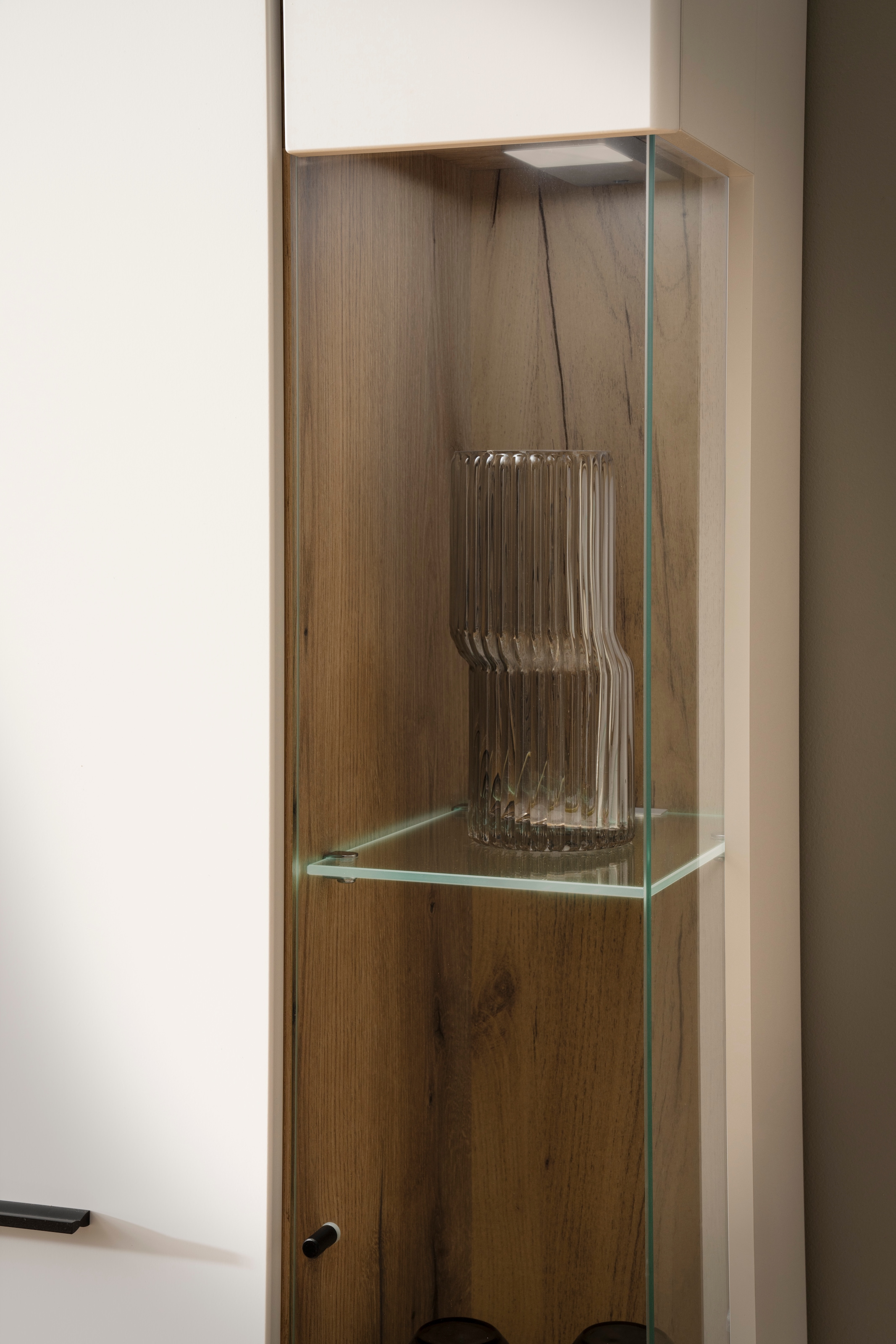 INOSIGN Vitrine »Salerno Hochschrank, Glasvitrine, Weiss mit Eiche Evoke Dekor, modern.«, Metallgriffe, ausreichend Stauraum, vielseitig einsetzbar, 72 cm breit