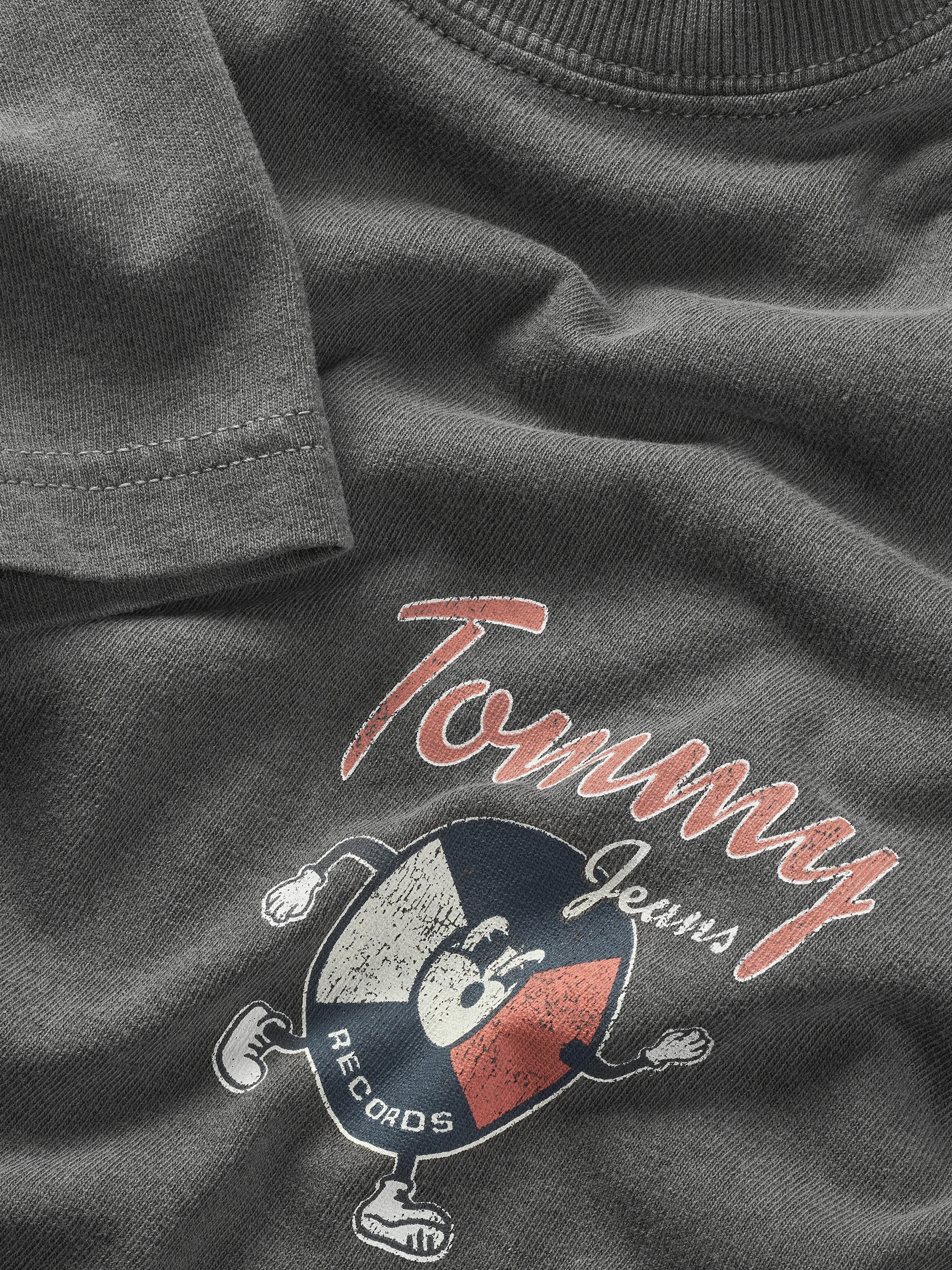 Tommy Jeans T-Shirt »TJM RLX NOVELTY 2 GMD TEE«, mit grossem Logo am Rücken