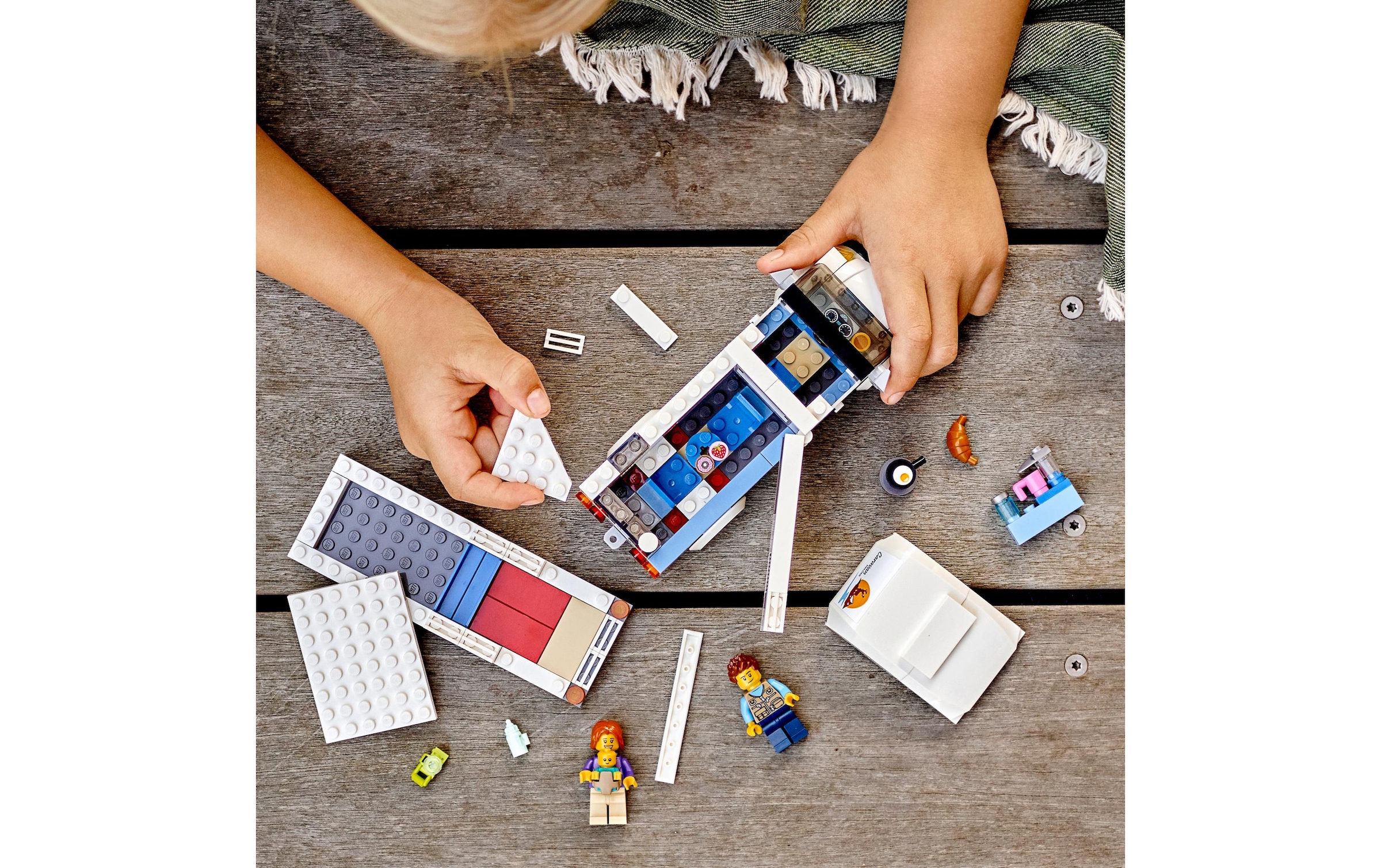 LEGO® Konstruktionsspielsteine »Ferien-Wohnmobil 60283«