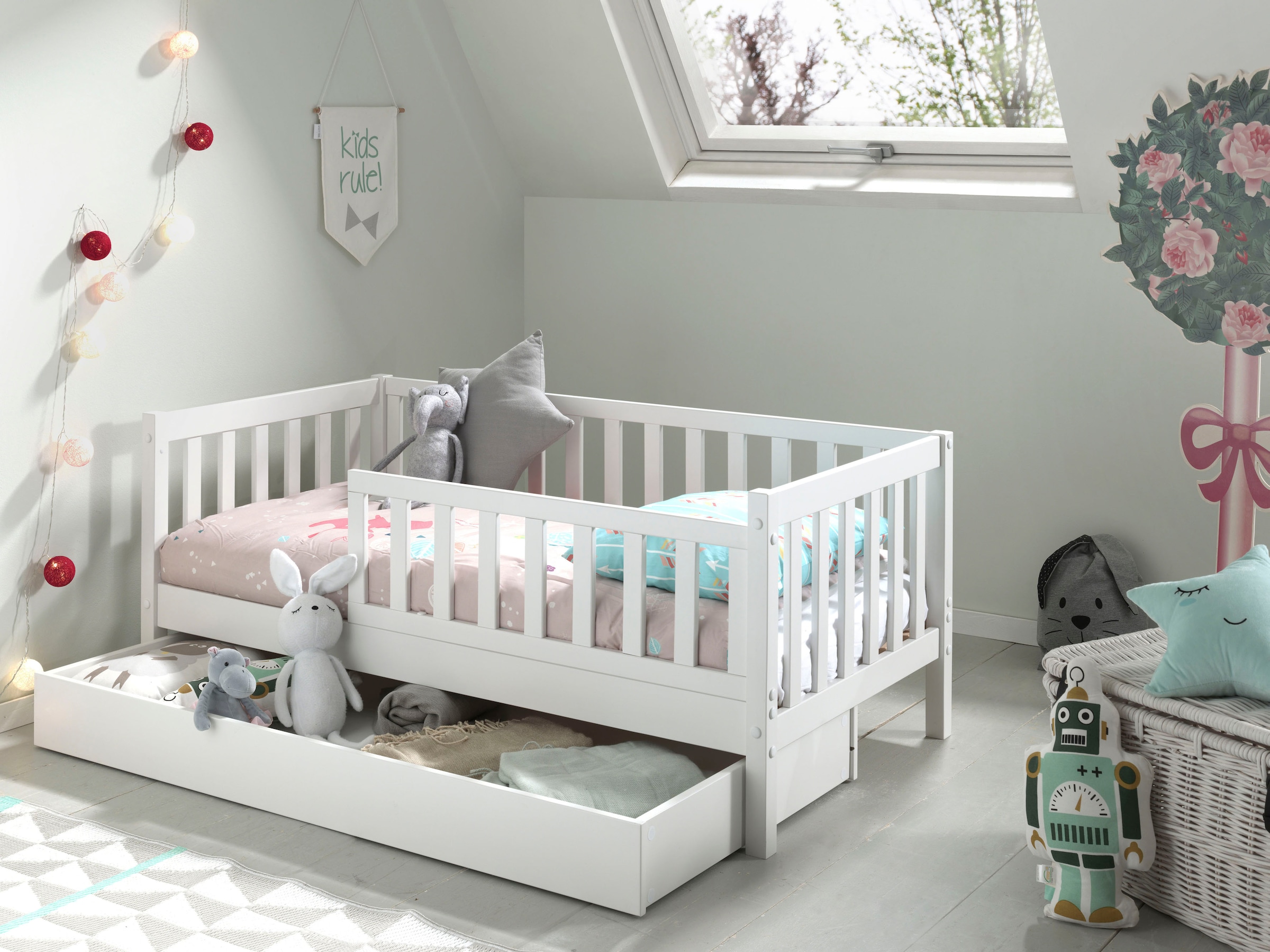 Vipack Kinderbett "Junior, Kiefermassiv mit umlaufenden Sprossengitter und Rolllattenrost" B/H/T ca. 148x60x76cm, mit niedrigem Betteinstieg, wahlweise in 2 Farben, mit oder ohne Schublade